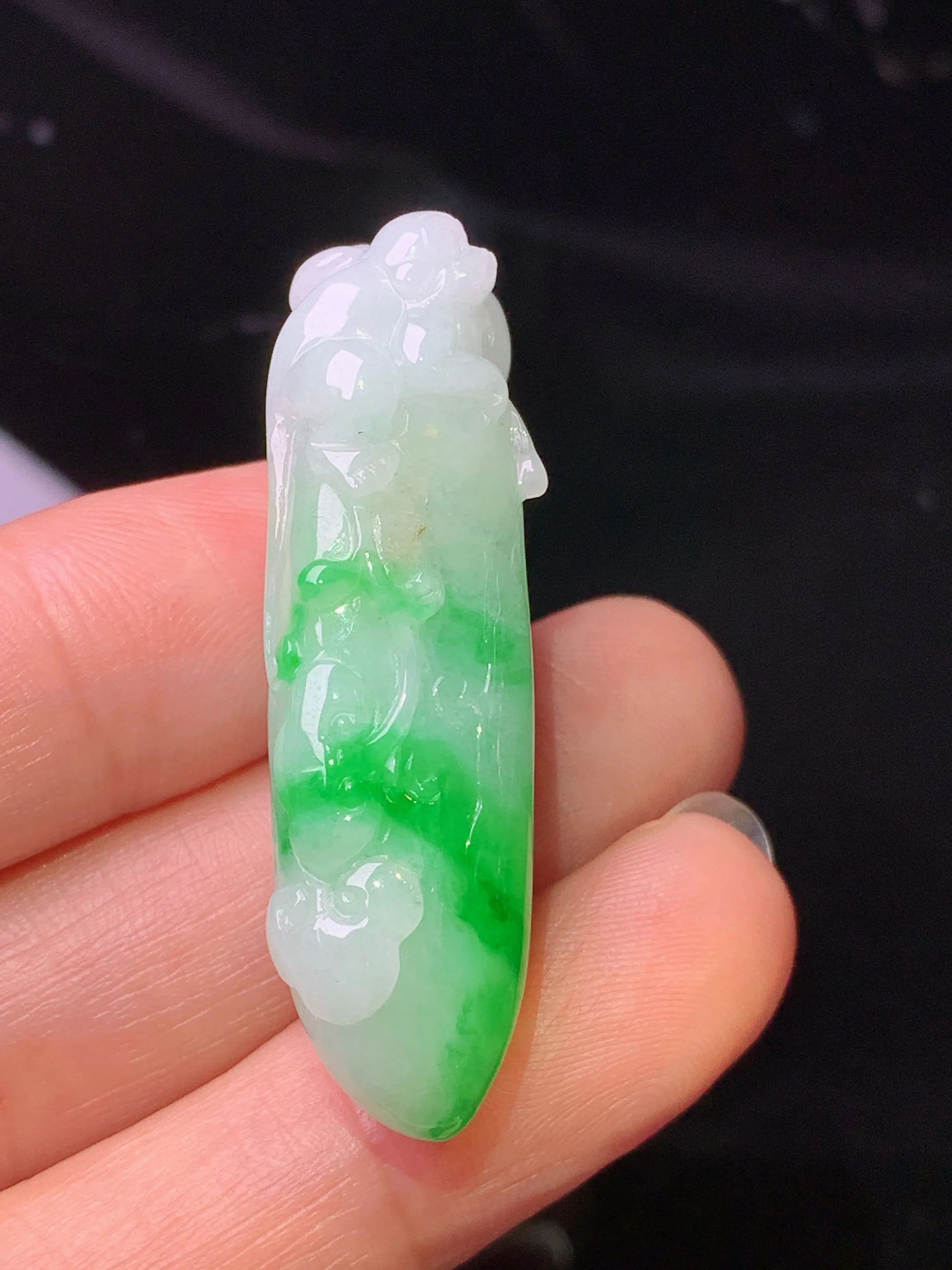 飘绿灵猴吊坠 玉质细腻 色泽清新艳丽 整体尺寸41.8*15.5*12