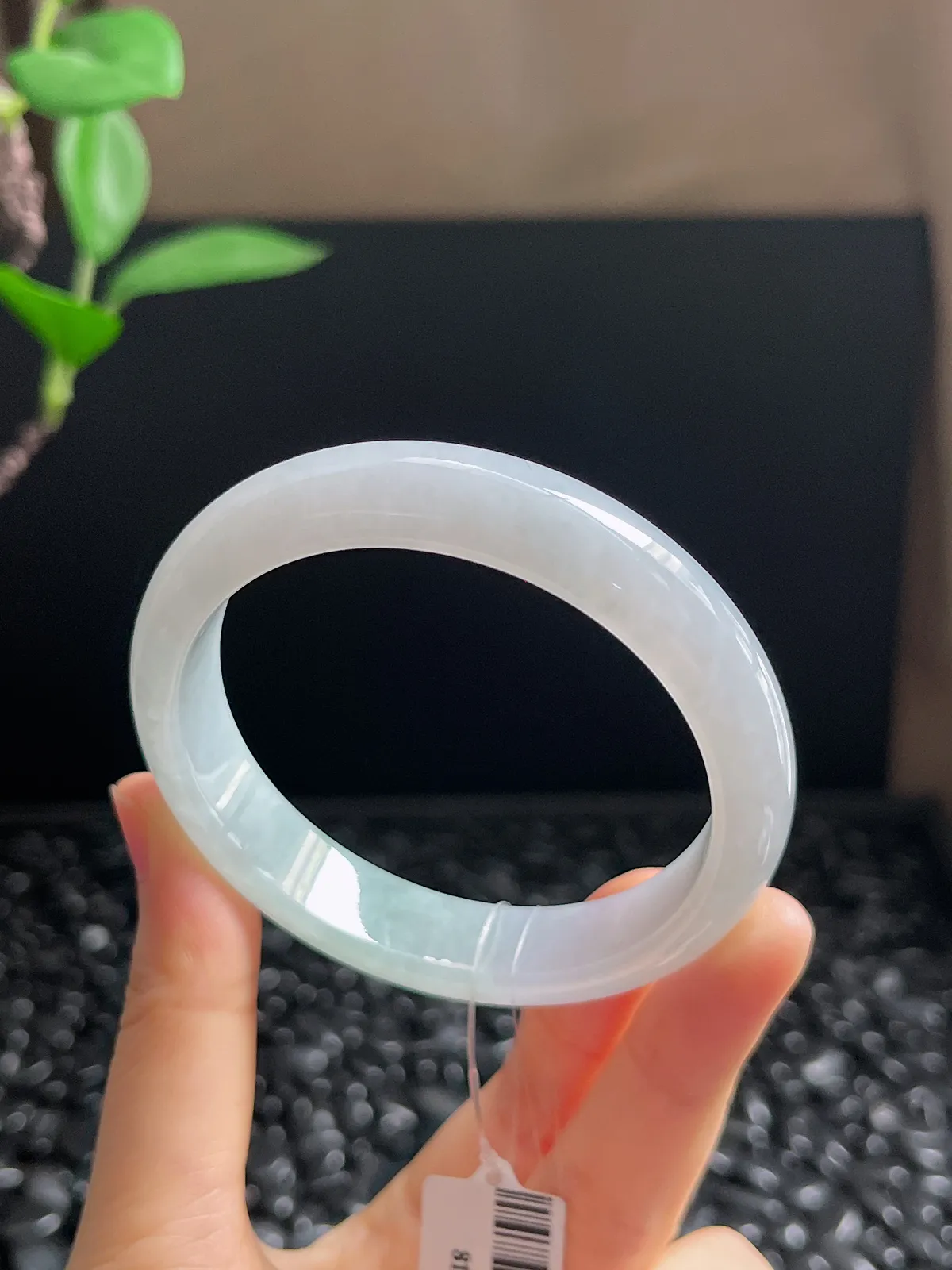 正圈56圈口，翡翠冰糯种淡绿色手镯