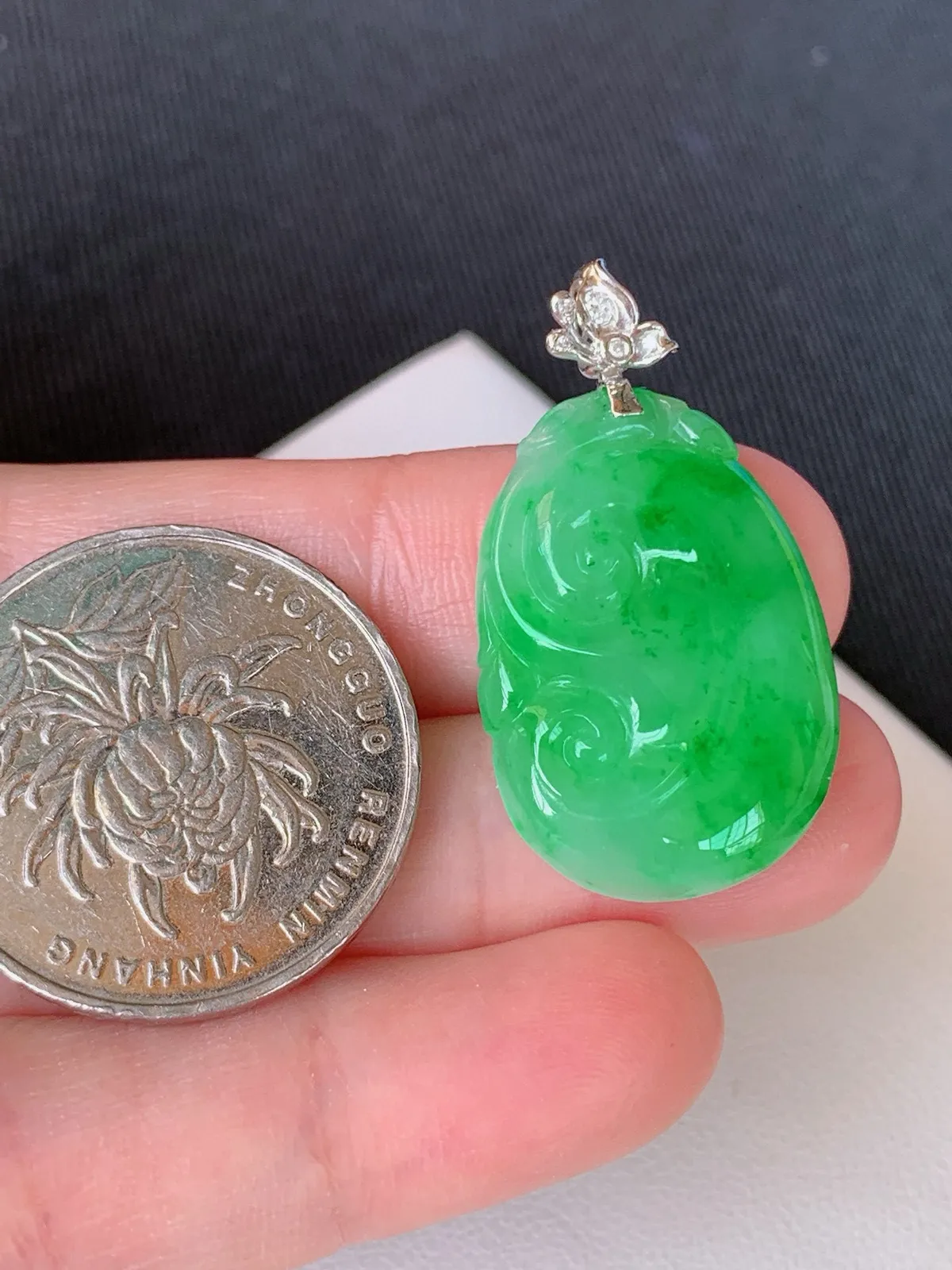 【18k镶嵌冰飘绿如意】完美
裸石尺寸：25.8/18.5/5.4
整体尺寸：32.5