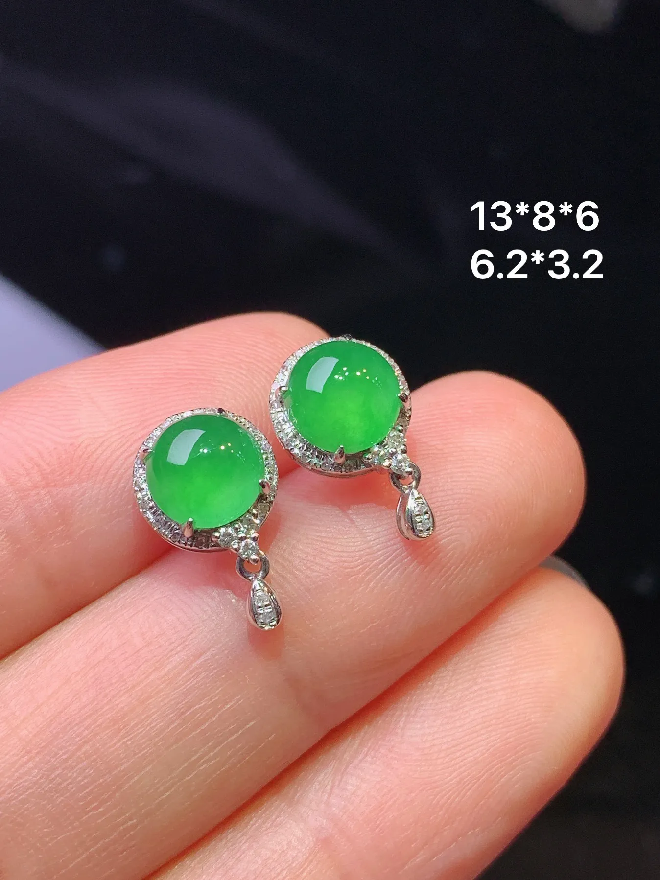 满绿蛋面耳钉 玉质细腻 色泽清新艳丽 整体尺寸13*8*6