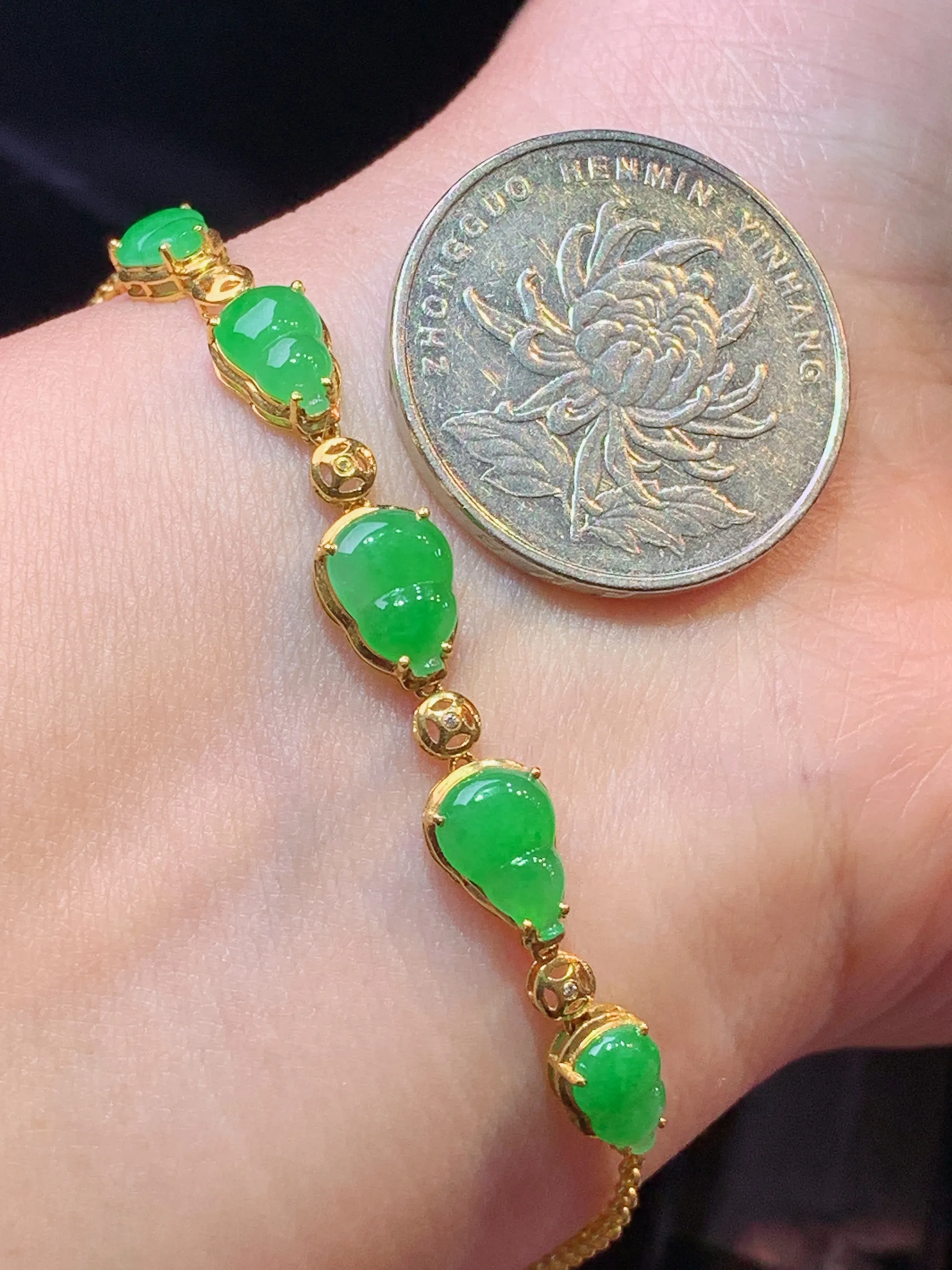 18k金镶嵌翠绿葫芦手链 玉质细腻 色泽清新艳丽 整体尺寸61.5*6.8*3.6