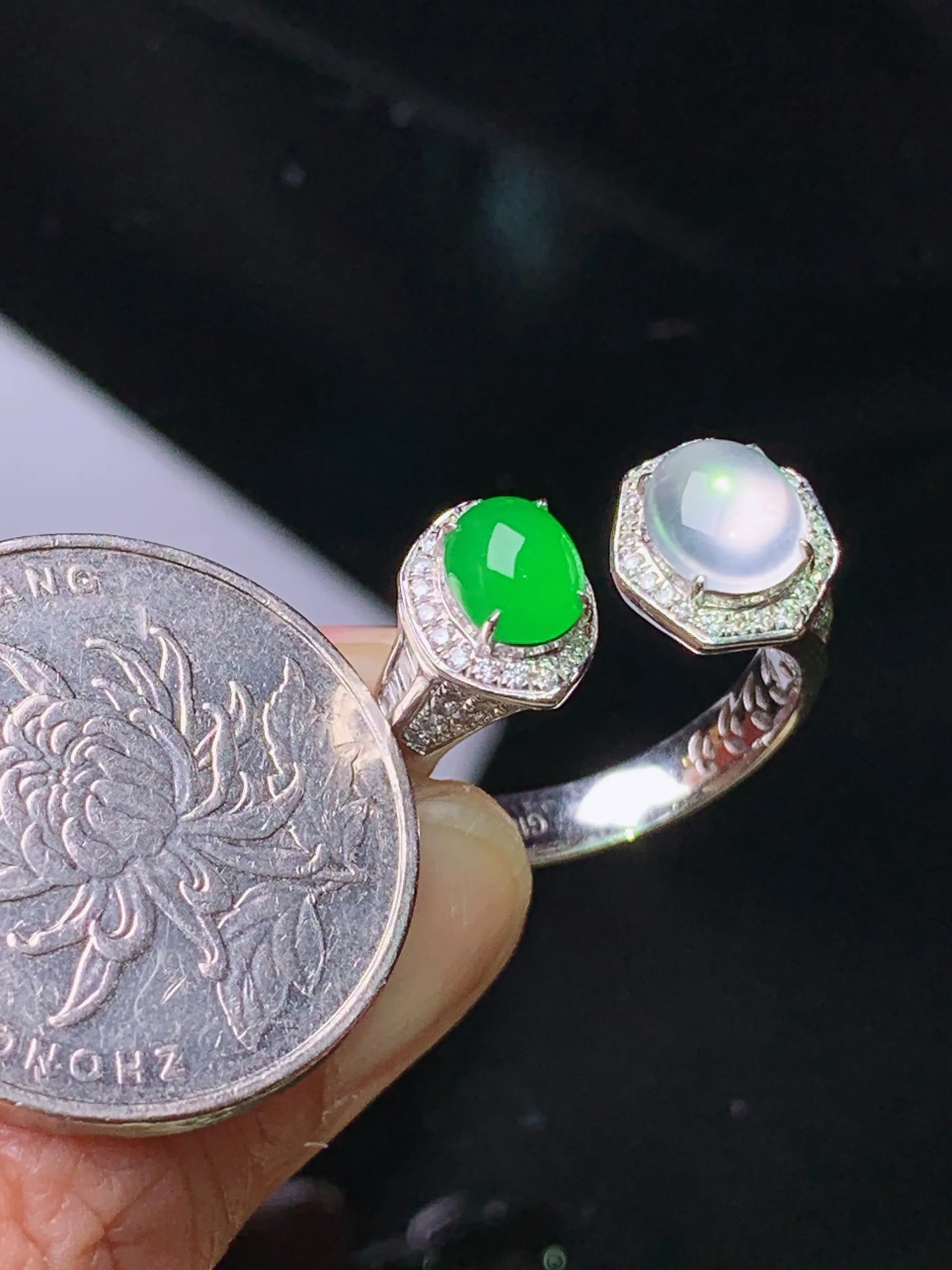 18k金钻镶嵌冰绿蛋面组合戒指 玉质细腻 色泽清新艳丽 圈口14 整体尺寸7*6*3.2