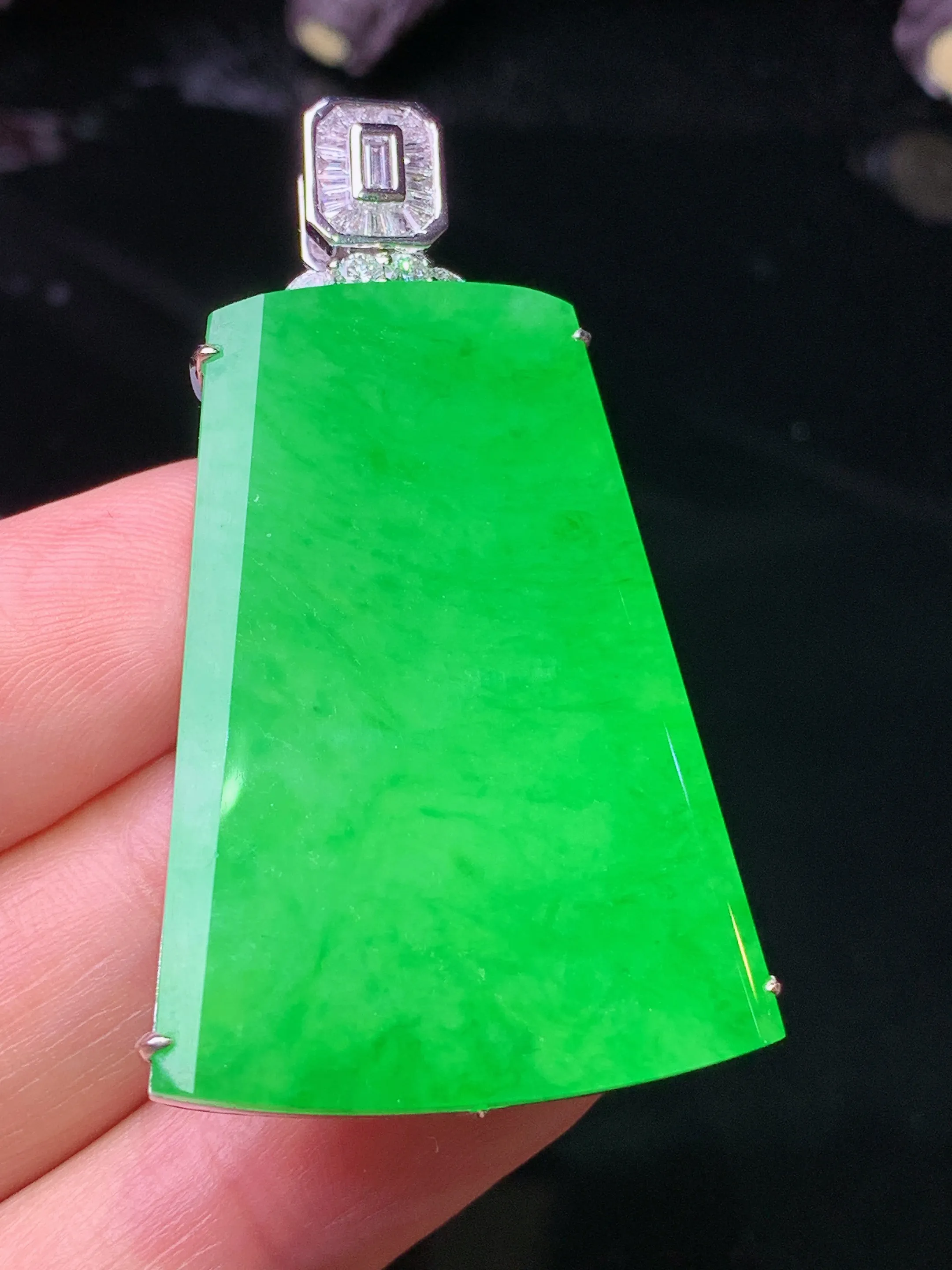 18k金钻镶嵌满绿无事牌吊坠 玉质细腻 色泽清新艳丽 整体尺寸48.6*27.8*9.2