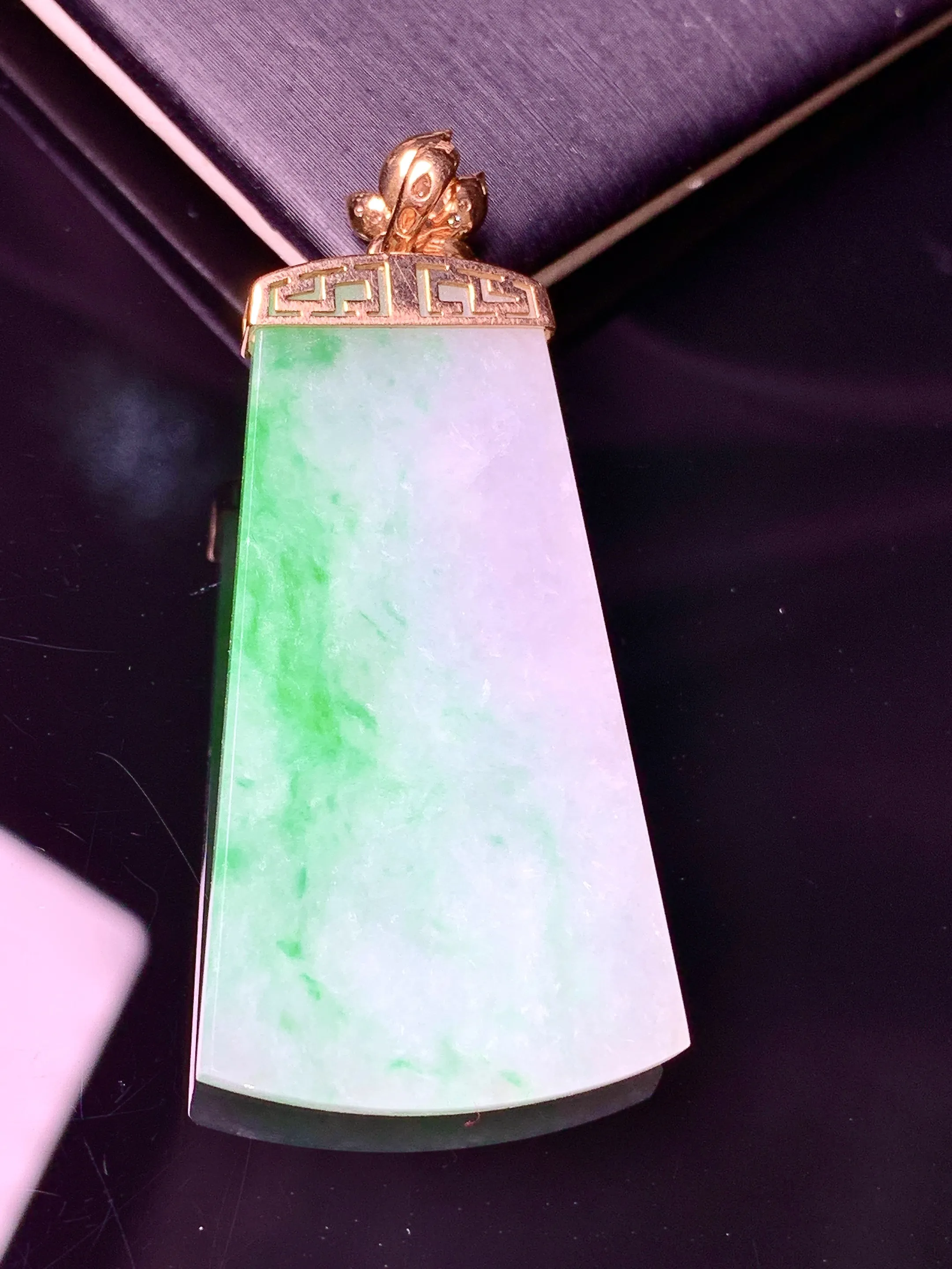 18k金镶嵌飘绿无事牌吊坠 玉质细腻 色泽清新艳丽 整体尺寸48.8*22.5*3.5