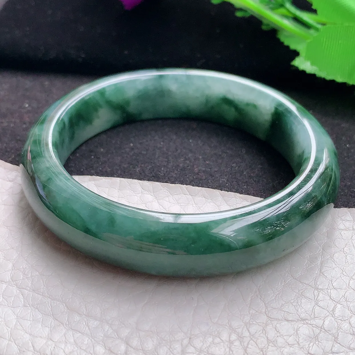 js自然光55.5*13.3*8.6平安镯 缅甸翡翠a货油绿飘花宽边玉手镯玉手环