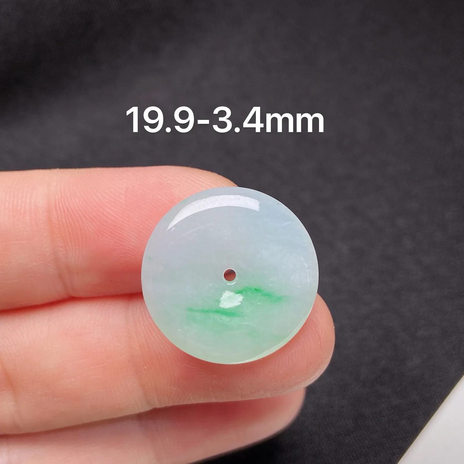 冰种飘绿平安扣，冰润光泽，玉质细腻，种水足 001 尺寸19.9*3.4