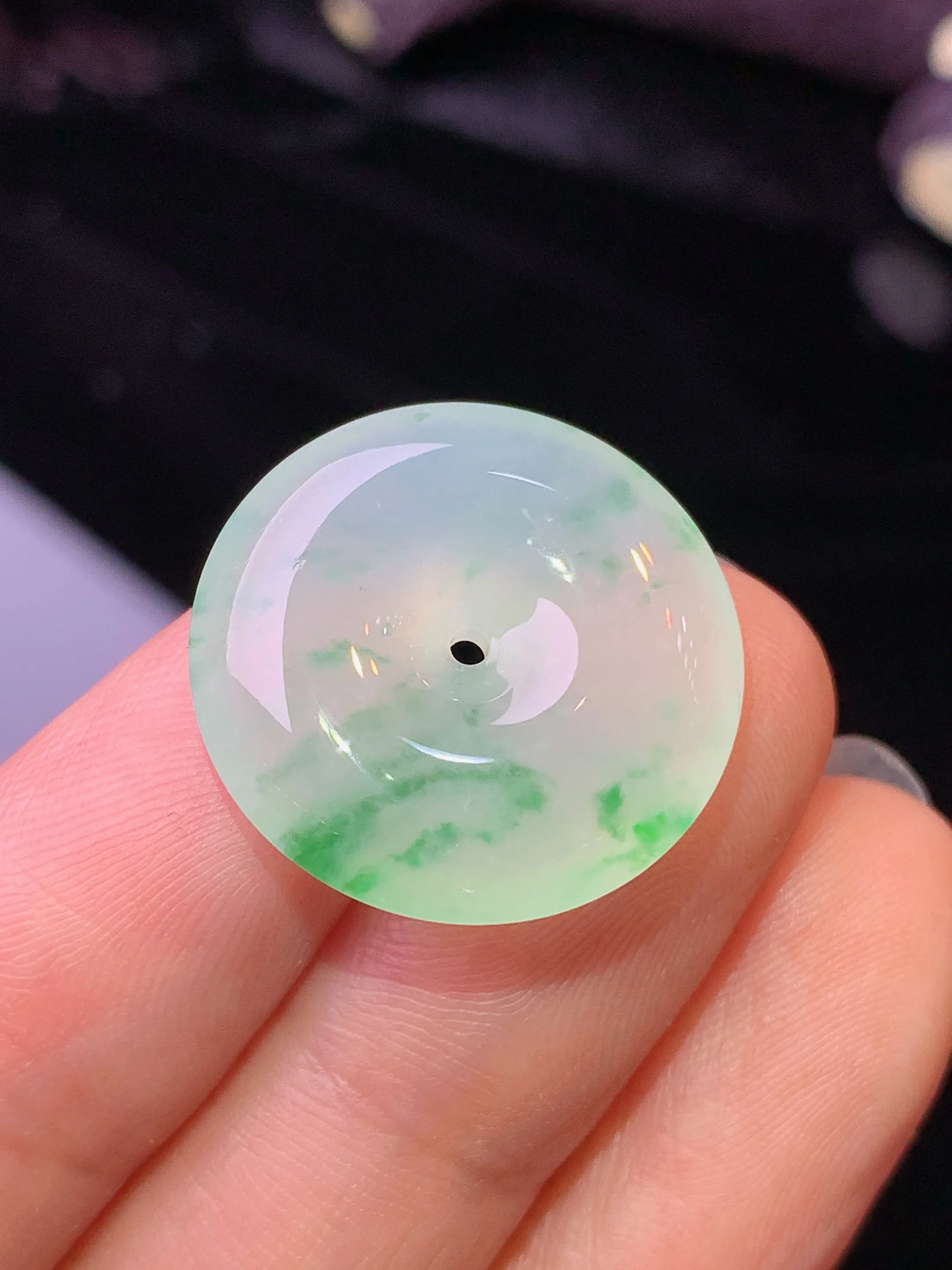 冰种飘绿平安扣吊坠 玉质细腻 色泽清新艳丽 整体尺寸20.2*5.5