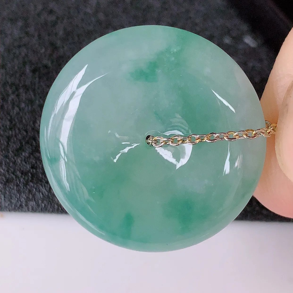 自然光实拍，冰种飘花翡翠平安扣吊坠，玉扣，平安是福；很美的料子，平安扣佩戴优雅迷人！#57.20