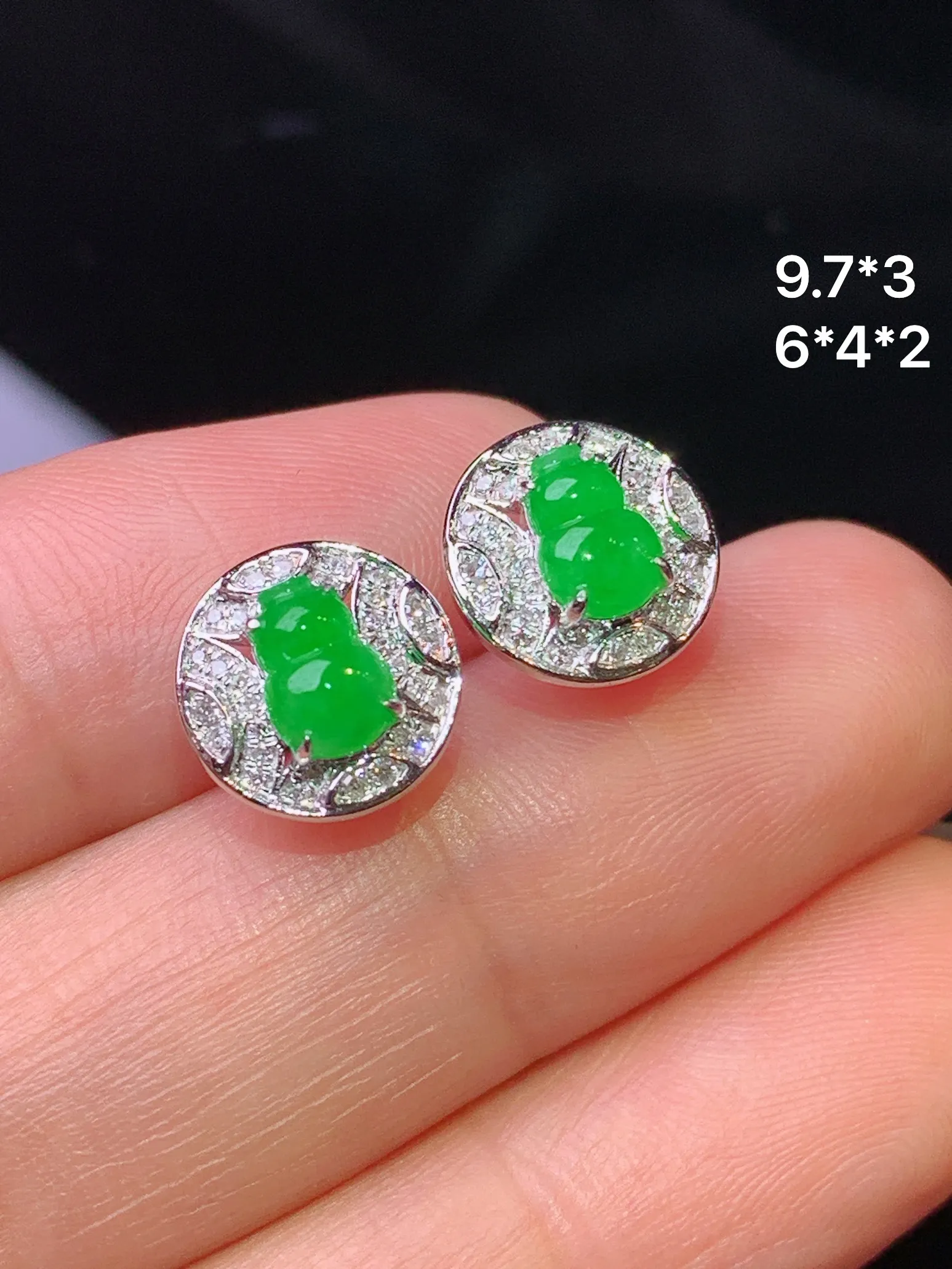 18k金钻镶嵌满绿葫芦耳钉 玉质细腻 色泽清新艳丽 整体尺寸9.7*3