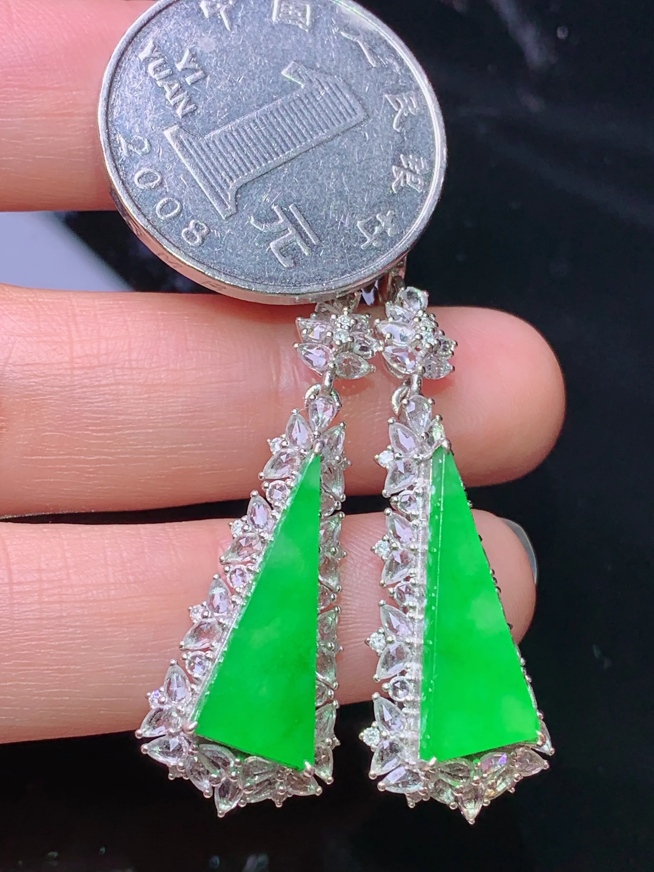 18k金钻镶嵌翠绿方形耳坠 玉质细腻 色泽清新艳丽 整体尺寸51.3*13.5*6.5