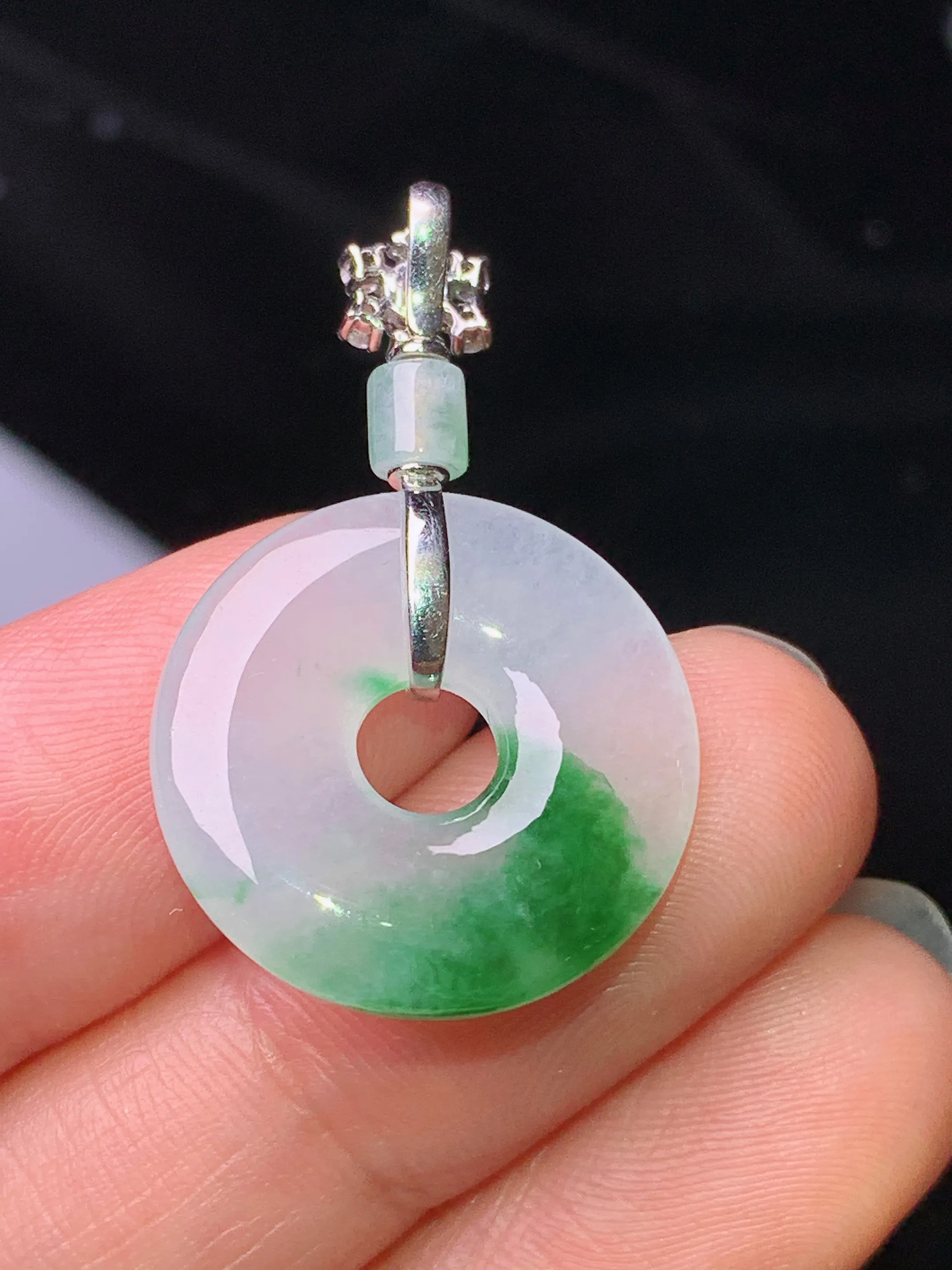 18k金钻镶嵌飘绿平安环吊坠 玉质细腻 色泽清新艳丽 整体尺寸31.2*19.3*3.8