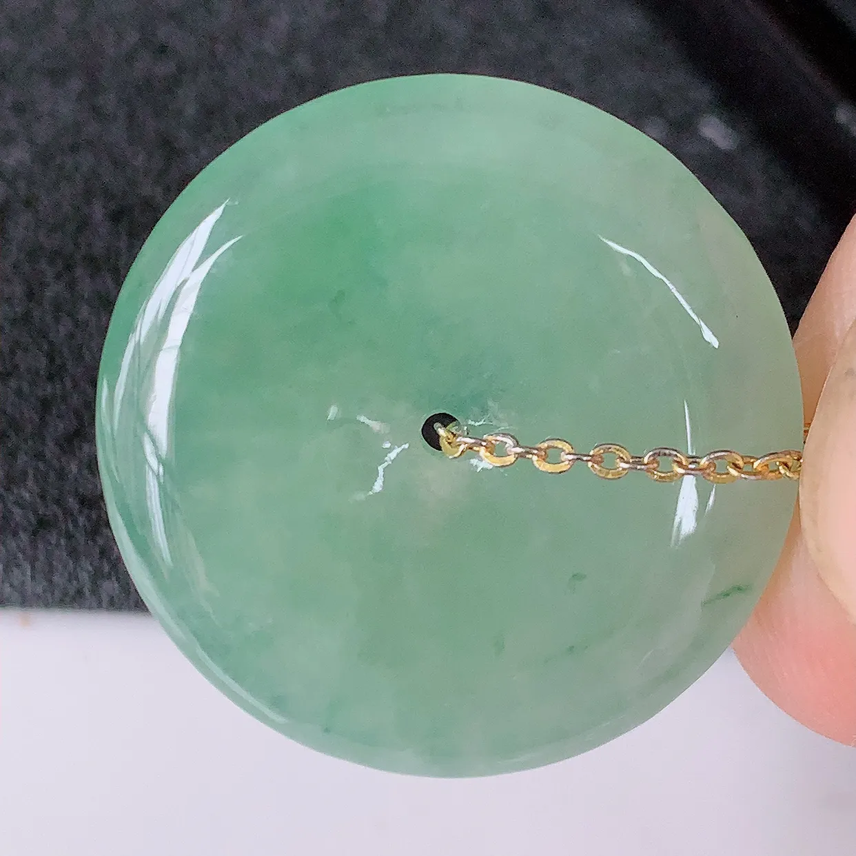 自然光实拍，冰种满绿飘花翡翠平安扣吊坠，玉扣，平安是福；很美的料子，平安扣佩戴优雅迷人！#57.20