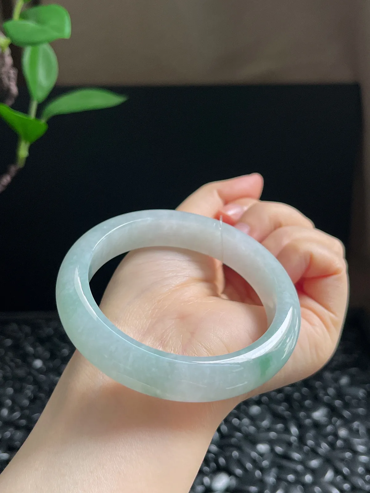 正圈56.2圈口，翡翠冰糯种飘绿手镯