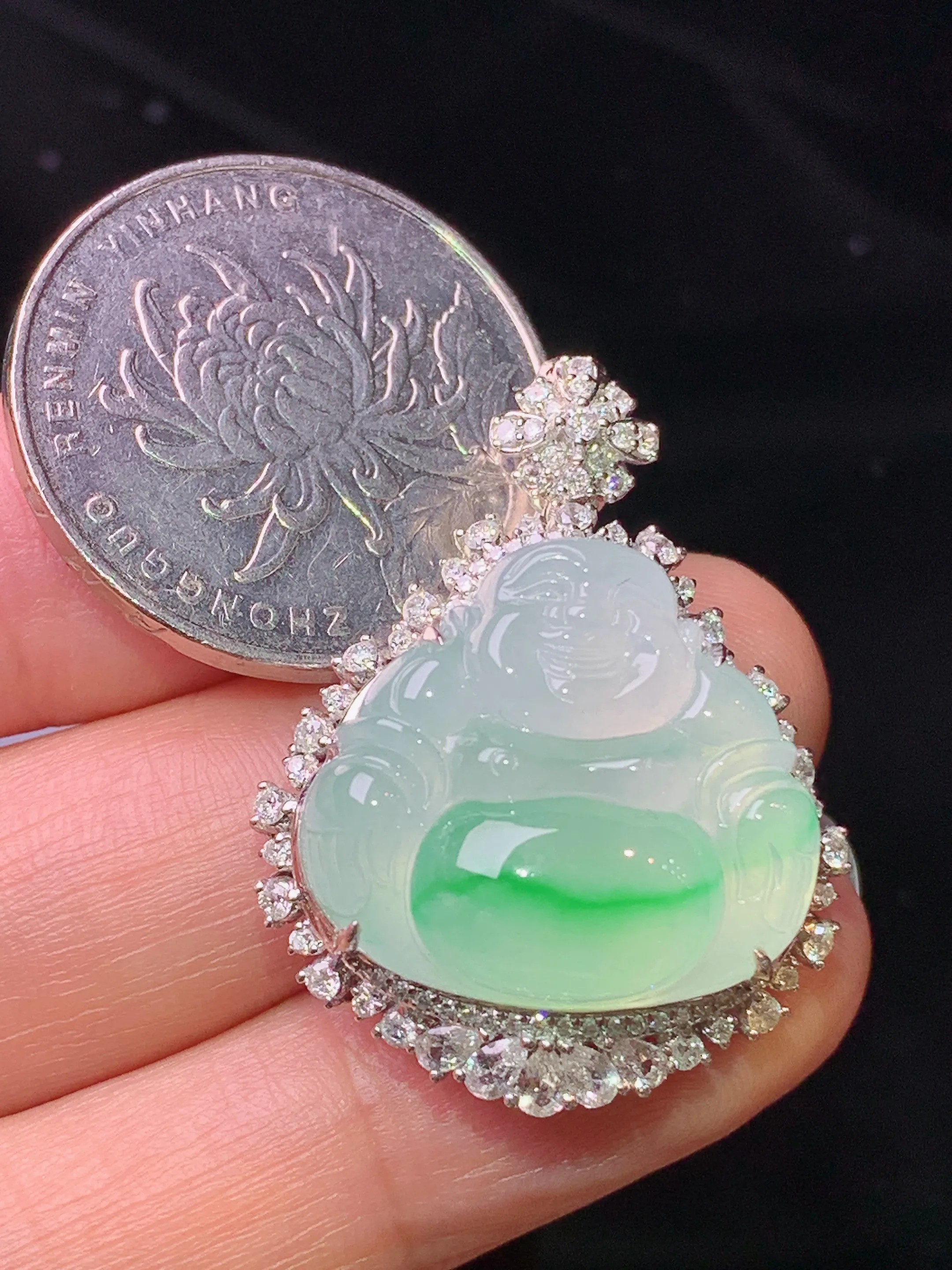 18k金钻镶嵌飘绿佛公吊坠 玉质细腻 色泽清新艳丽 整体尺寸32.6*24.8*11.8