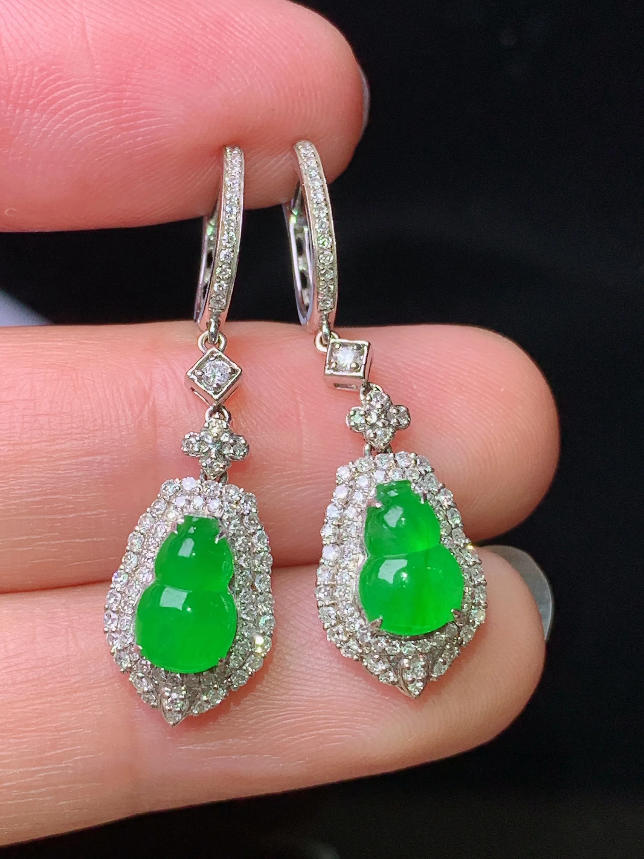 18k金钻镶嵌满绿葫芦耳坠 玉质细腻 色泽清新艳丽 整体尺寸33.5*9.3*6.8