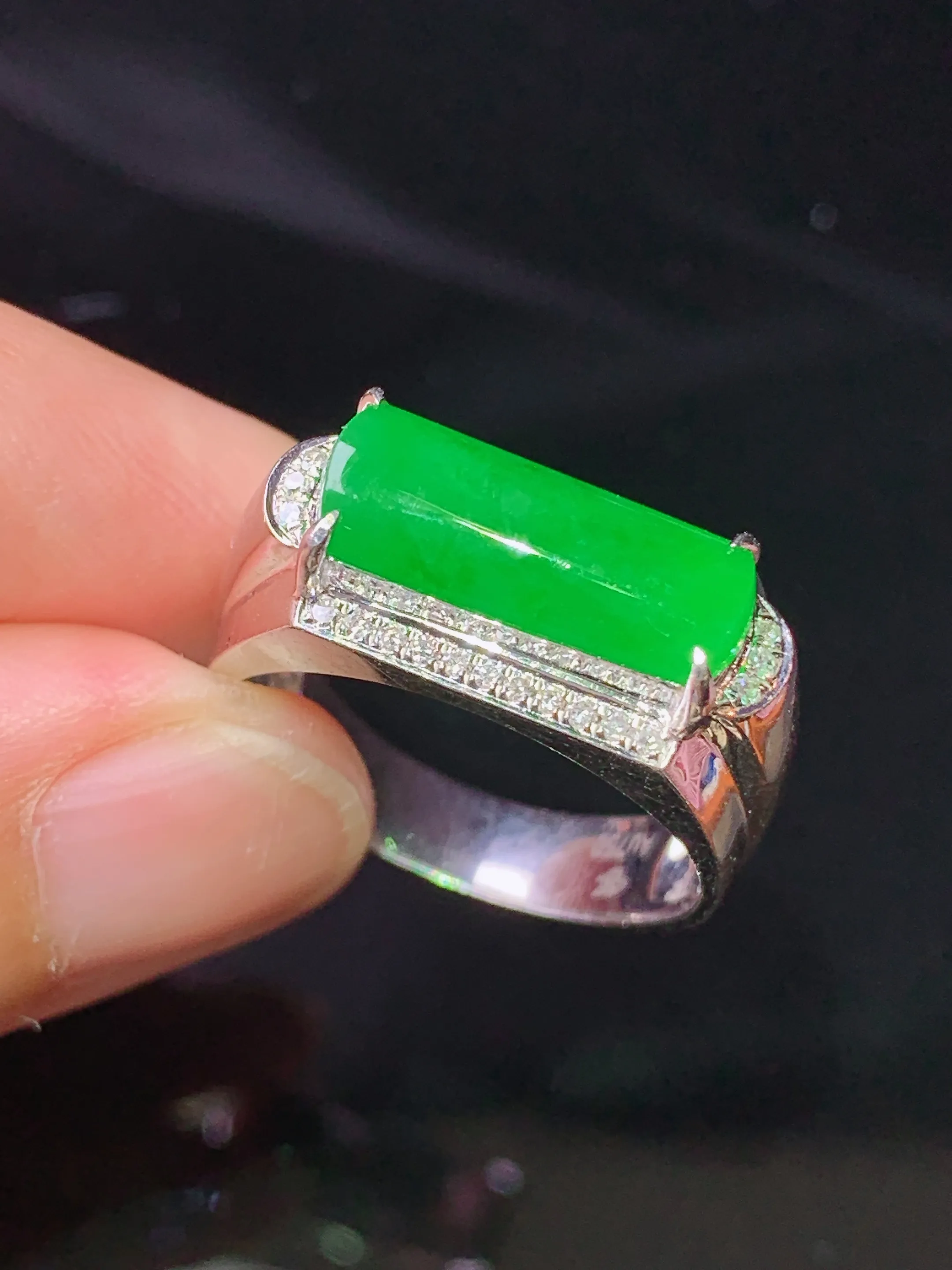 18k金钻镶嵌满绿玉柱戒指 玉质细腻 色泽清新艳丽 圈口18.5 裸石尺寸6*18*3.3