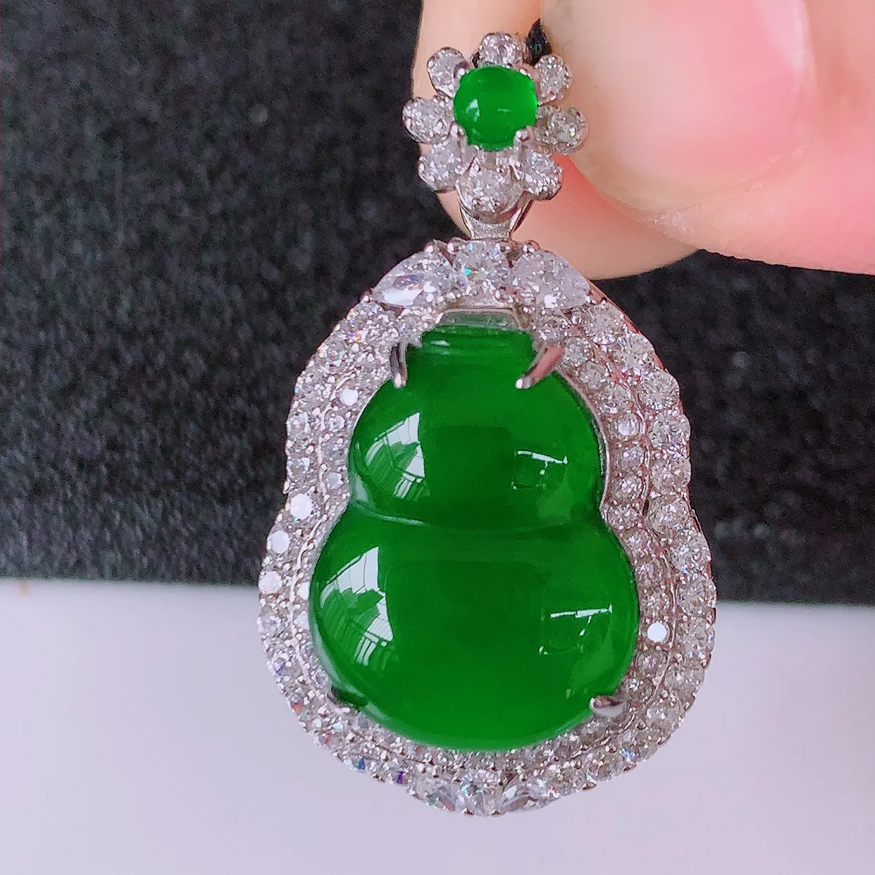 冰透满绿翡翠925银镶嵌葫芦吊坠，自然光实拍，翠色灵动，颜色漂亮，种老水足，品相佳，佩戴佳品！#97.20整体28*16.5*11裸石15*11.5