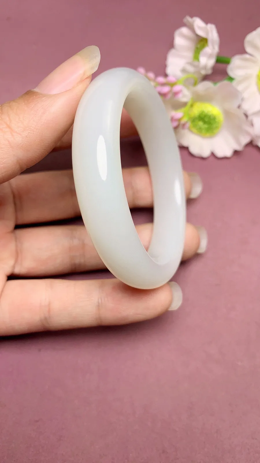 新疆和田玉52.2圈口羊脂白玉手镯，佩戴端庄典雅