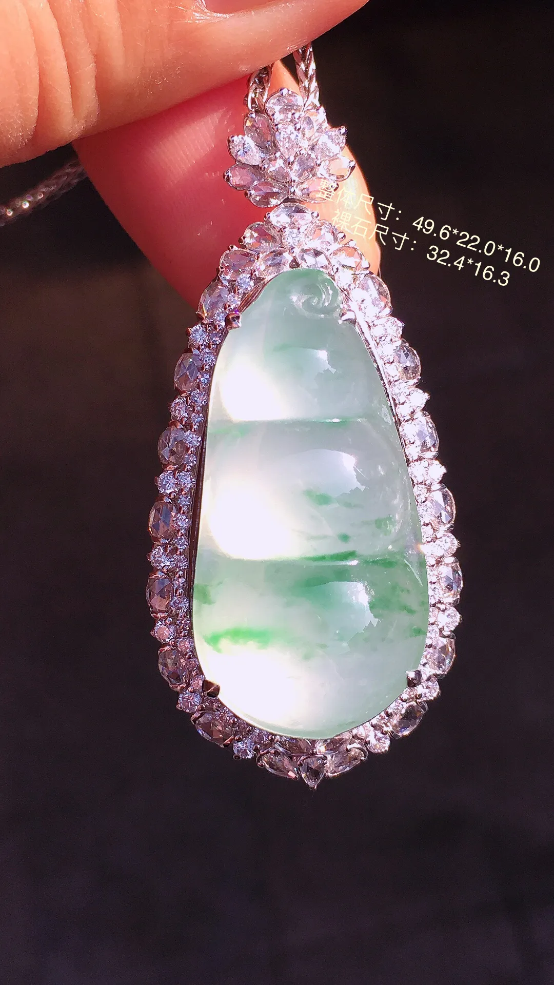 冰飘绿福豆吊坠，色泽艳丽，玉质细腻，荧光感超
强，饱满圆润，尽显优雅气质，18k
金豪华镶嵌