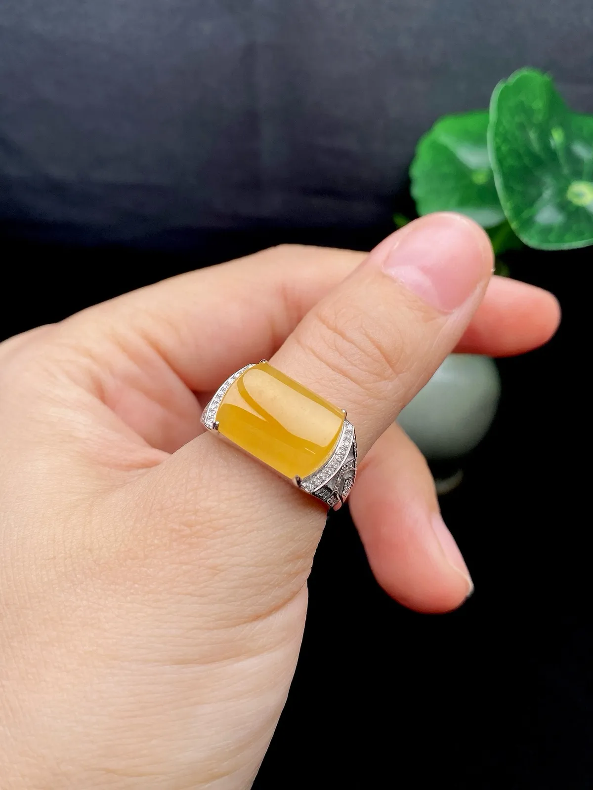 【冰种黄翡马鞍戒指】种水上乘，晶莹剔透，纯净通透，18k金钻精美镶嵌，裸石尺寸10.4*14.1*2.7毫米，圈口可改