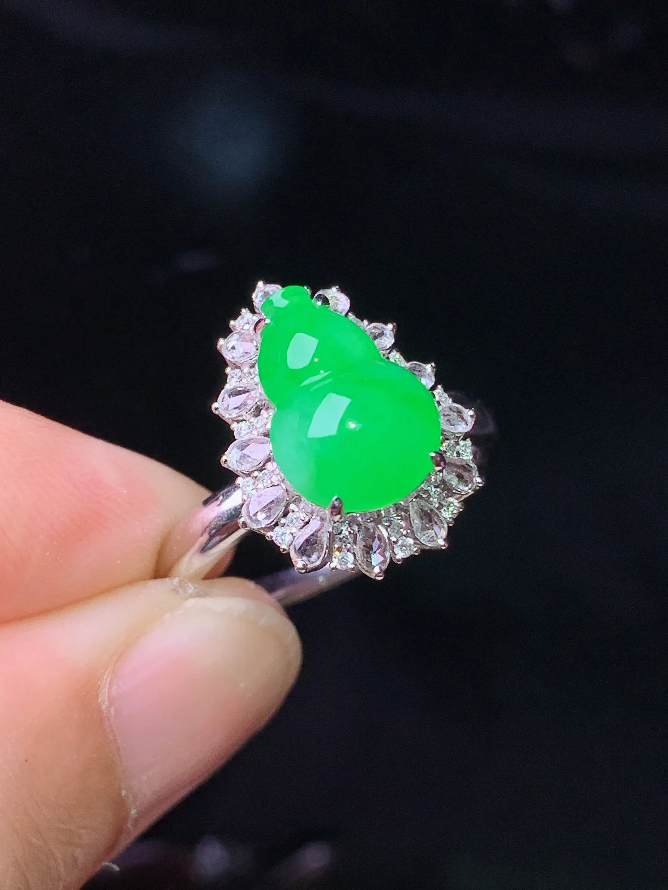 18k金钻镶嵌翠绿葫芦戒指 玉质细腻 色泽清新艳丽 圈口15 整体尺寸16*12.5*10.5