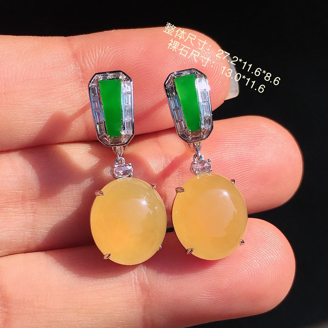 黄翡蛋面耳坠，色泽均匀艳丽，玉质细腻，荧光感超
强，饱满圆润，尽显优雅气质，18k
金豪华镶嵌