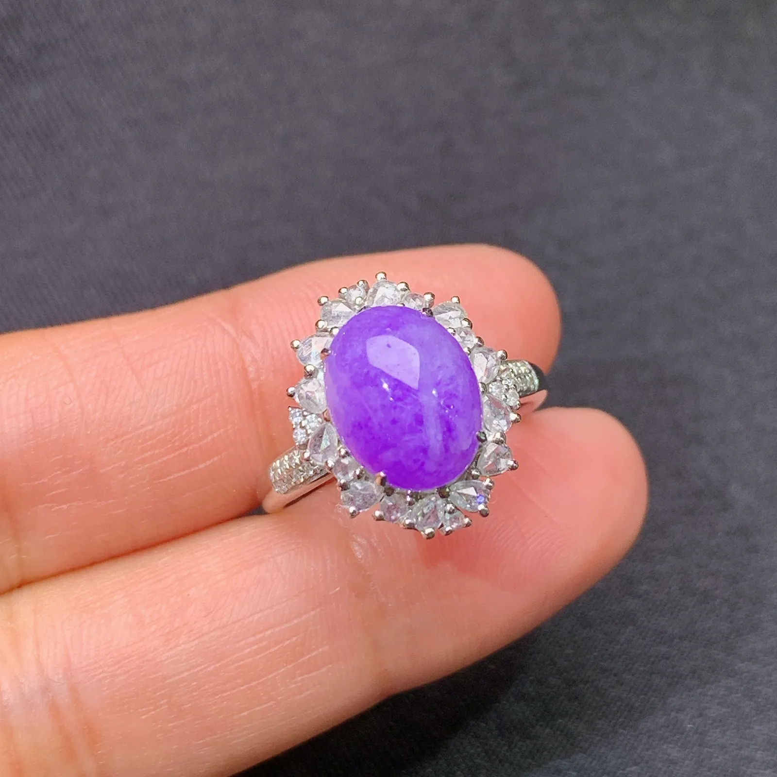 紫罗兰蛋面戒指，18k金镶嵌，温润细腻，颜色浓郁 尺寸14 裸石10.4*8.1*4.3