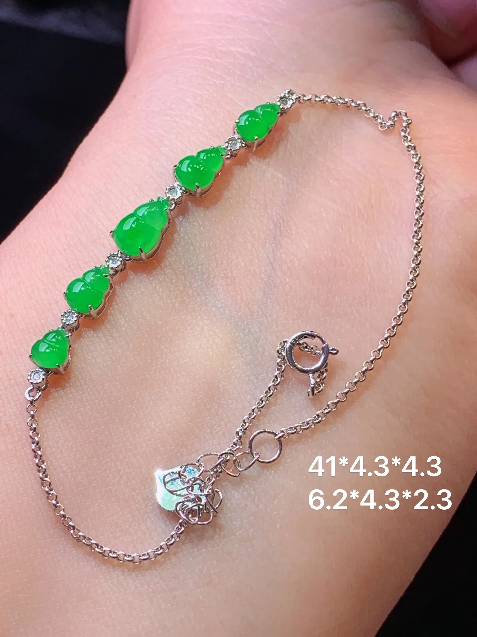 18k金钻镶嵌满绿葫芦手链 玉质细腻 色泽清新艳丽 整体尺寸41*4.3*4.3