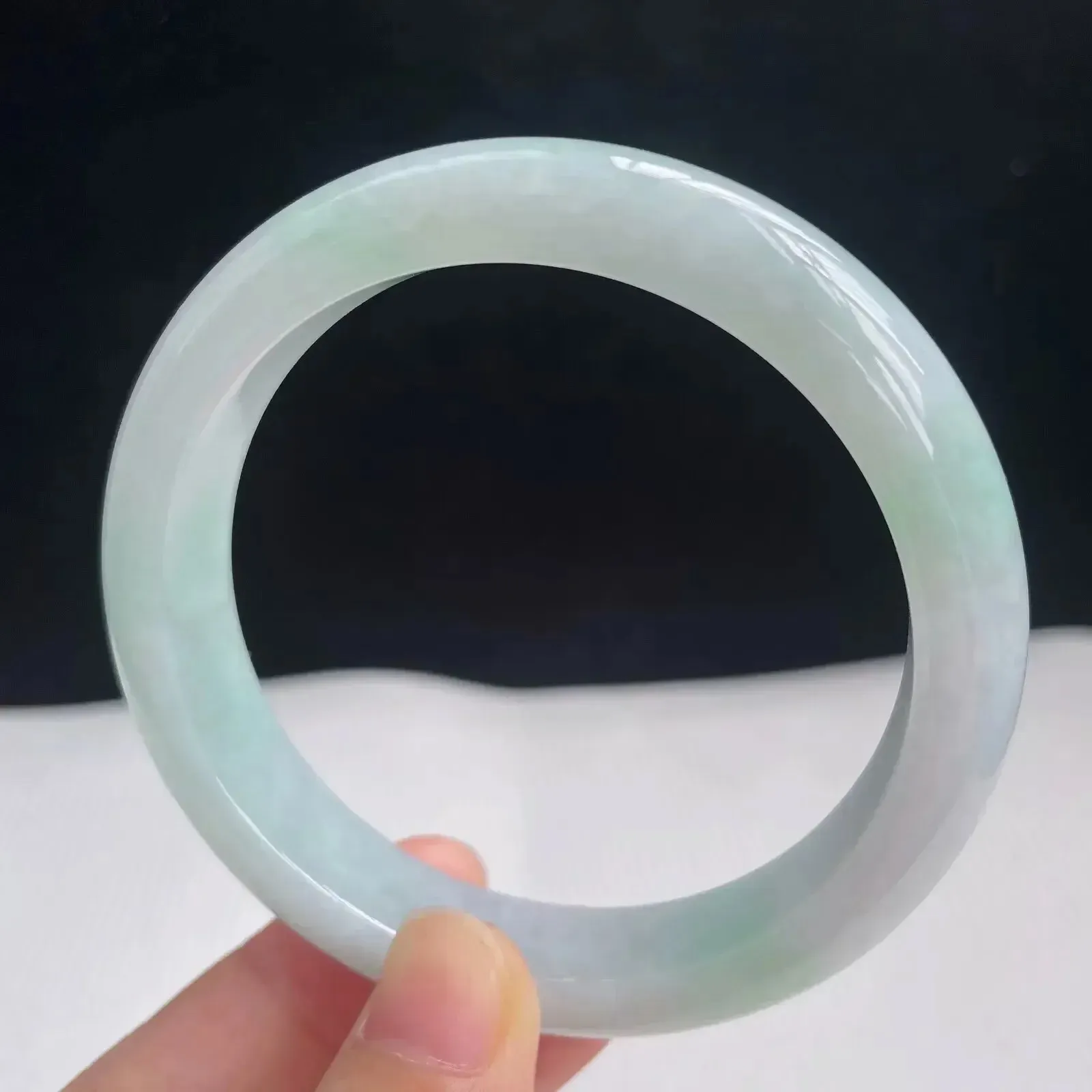 58.8mm自然光拍摄天然翡翠浅绿秀气好种水正圈手镯 58.19克