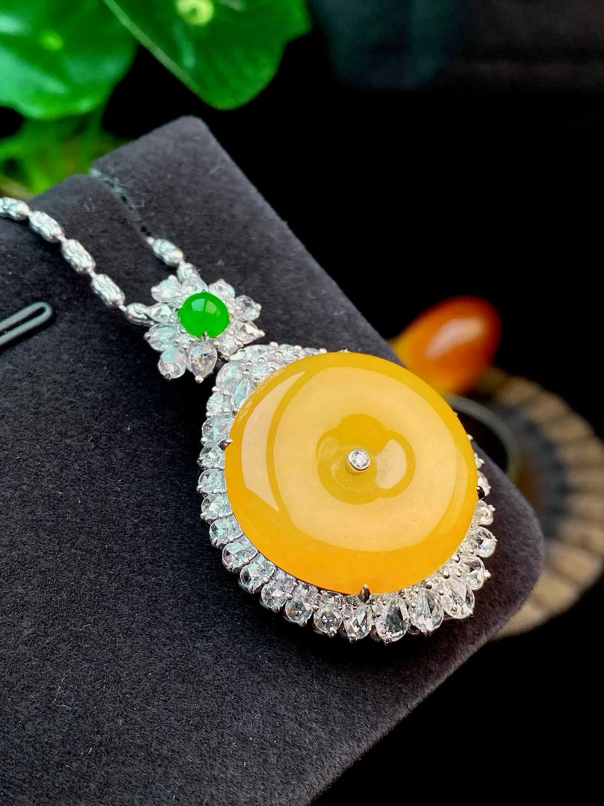 【冰种黄翡平安扣】质地非常细腻，冰润十足，种老冰透，收藏品质，18k金钻镶嵌，裸石尺寸22.5*3.8毫米