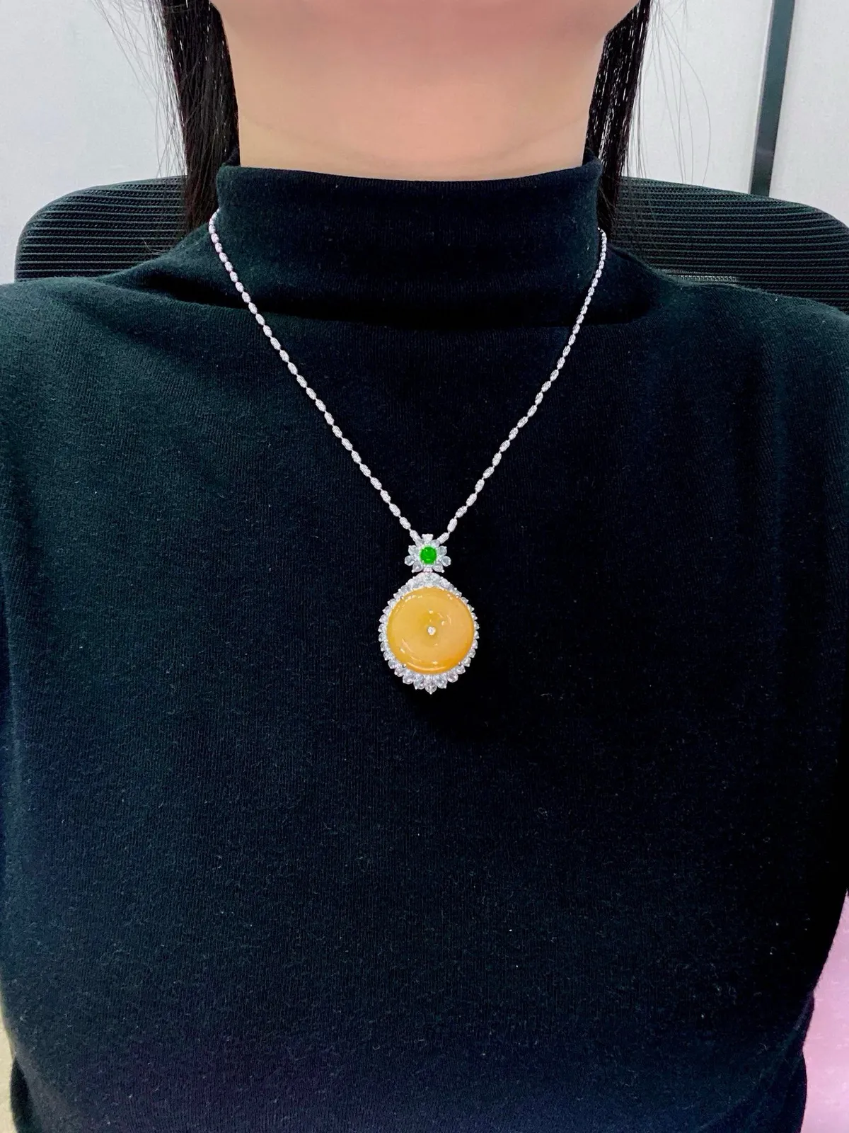 【冰种黄翡平安扣】质地非常细腻，冰润十足，种老冰透，收藏品质，18k金钻镶嵌，裸石尺寸22.5*3.8毫米