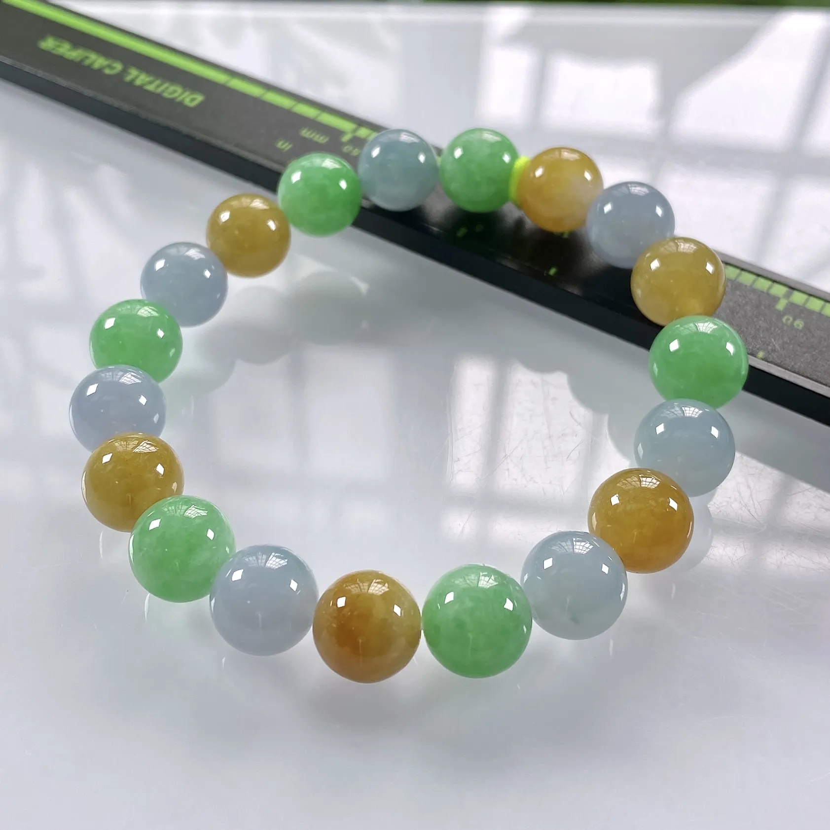 缅甸天然翡翠A货，卡10冰种起胶三彩多宝圆珠手串手链，尺寸：10mm/19颗，重量：33.17g，黄珠也是天然黄。