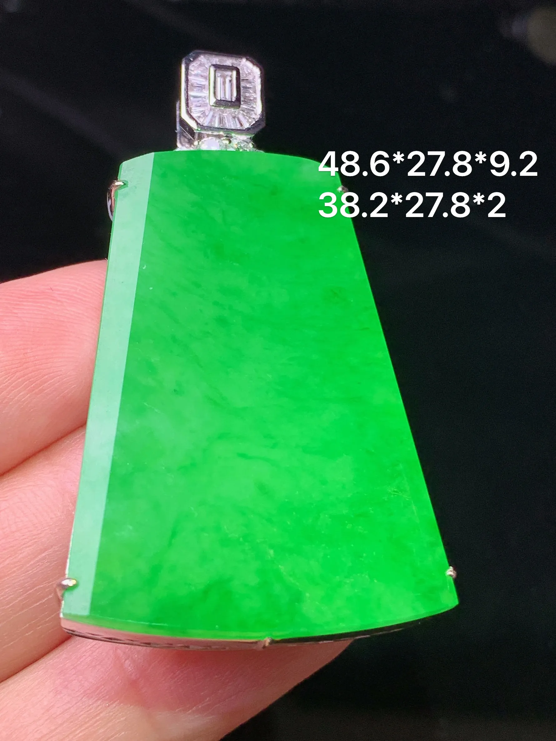 18k金钻镶嵌满绿无事牌吊坠 玉质细腻 色泽清新艳丽 整体尺寸48.6*27.8*9.2