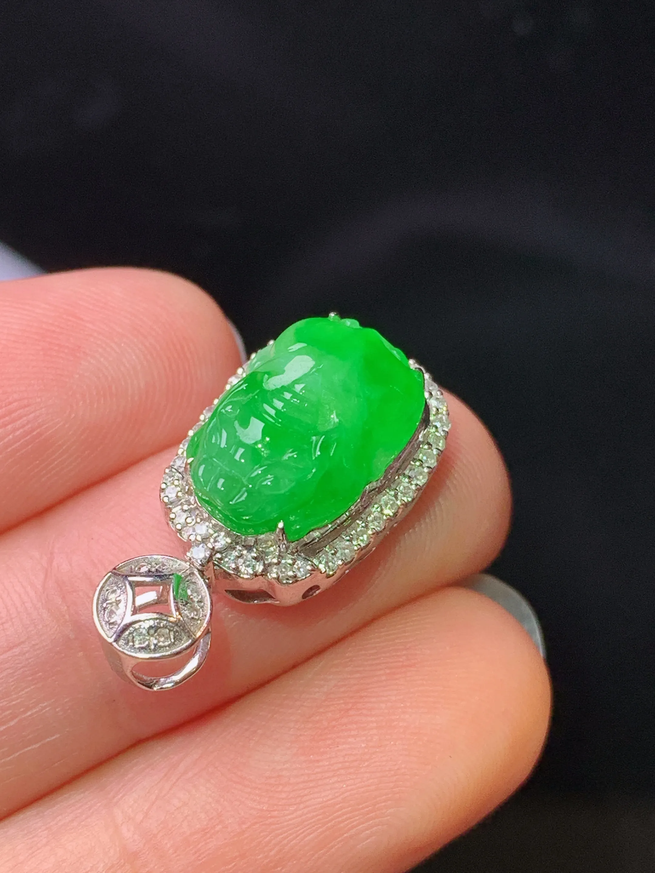 18k金钻镶嵌满绿貔貅吊坠 玉质细腻 色泽清新艳丽 整体尺寸25.2*11.6*9