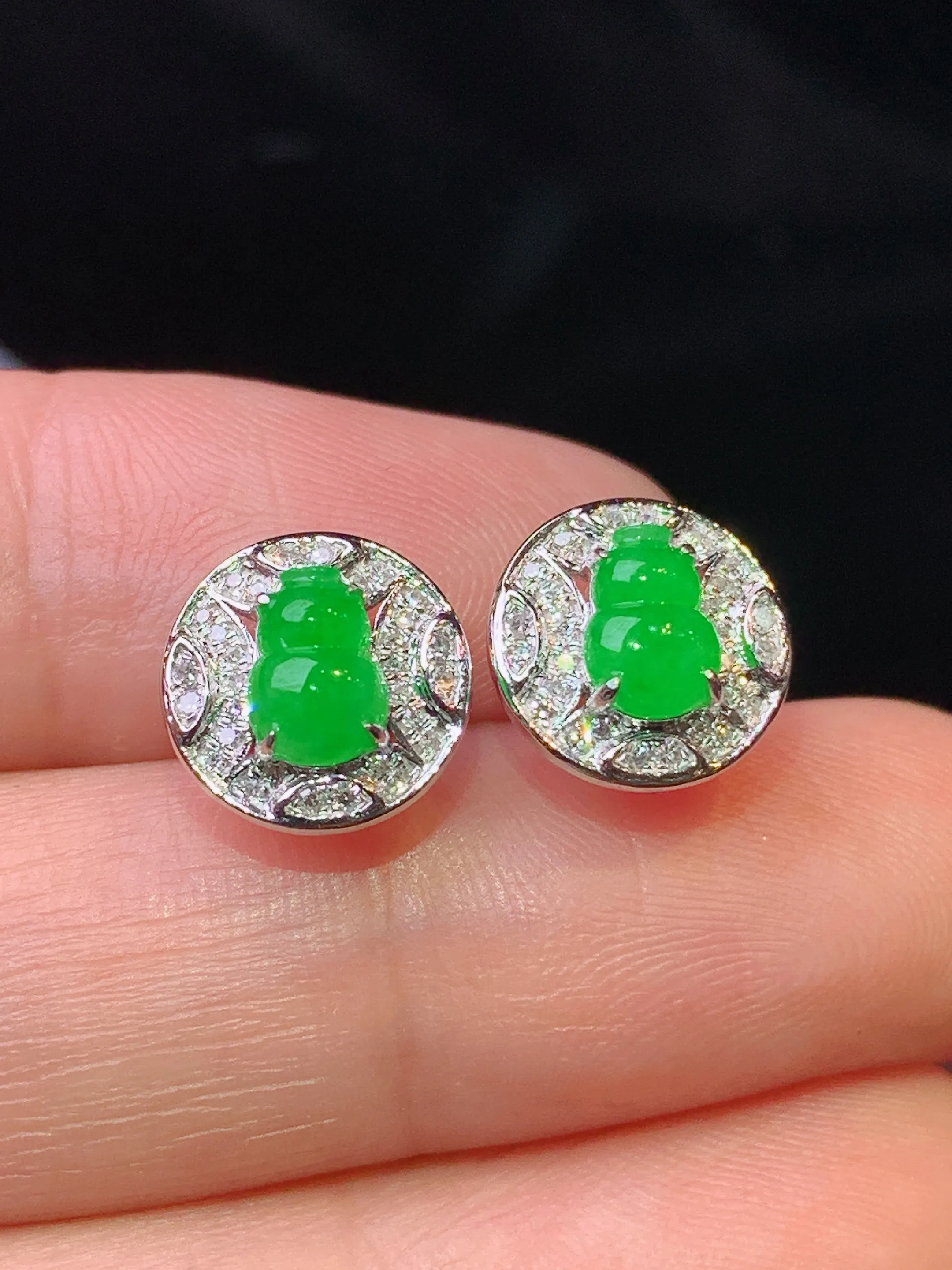 18k金钻镶嵌满绿葫芦耳钉 玉质细腻 色泽清新艳丽 整体尺寸9.7*3