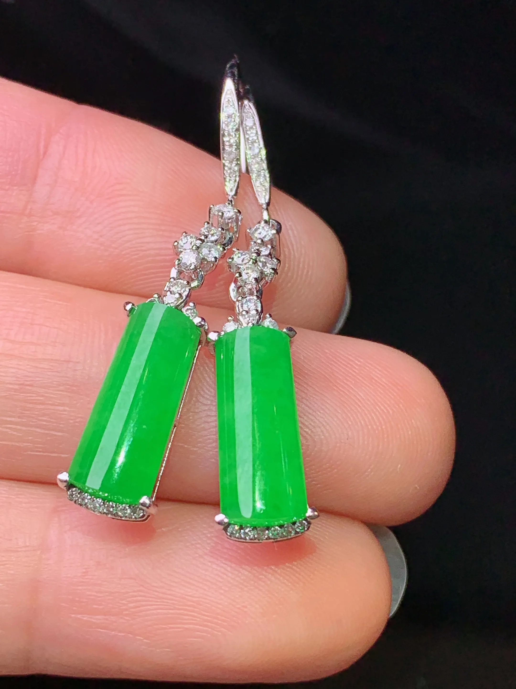 18k金钻镶嵌满绿玉柱耳坠 玉质细腻 色泽清新艳丽 整体尺寸37*6.8*4.5