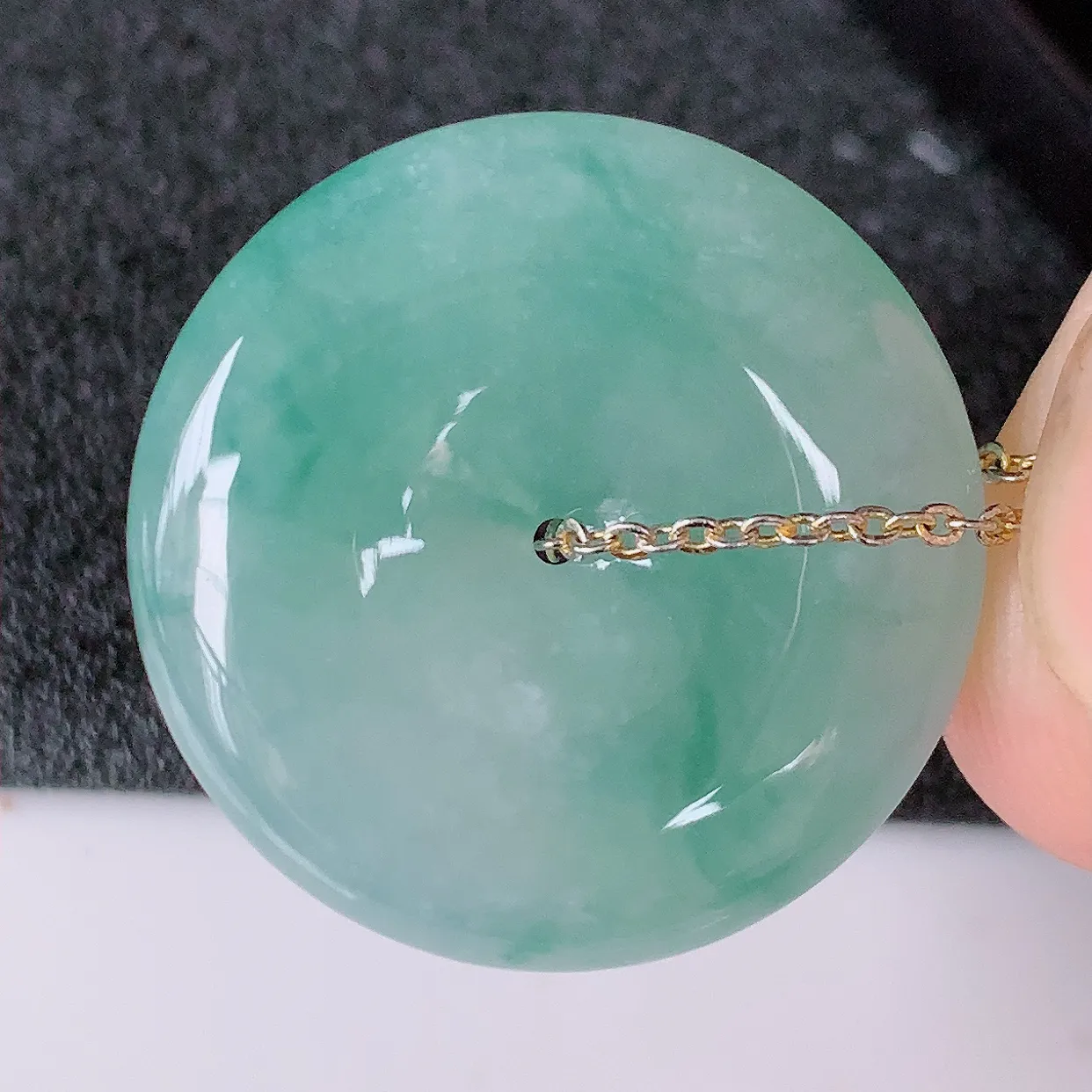 自然光实拍，冰种飘花翡翠平安扣吊坠，玉扣，平安是福；很美的料子，平安扣佩戴优雅迷人！#57.20