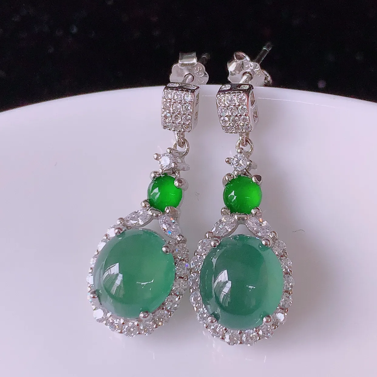 冰透满绿翡翠925银镶嵌耳坠，自然光实拍，翠色灵动，颜色漂亮，种老水足，品相佳，佩戴佳品！#97.20整体25*10*7裸石8.5*7.5