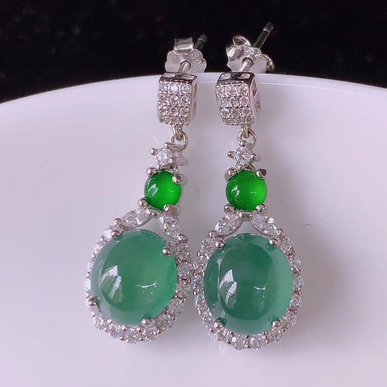 冰透满绿翡翠925银镶嵌耳坠，自然光实拍，翠色灵动，颜色漂亮，种老水足，品相佳，佩戴佳品！#97.2