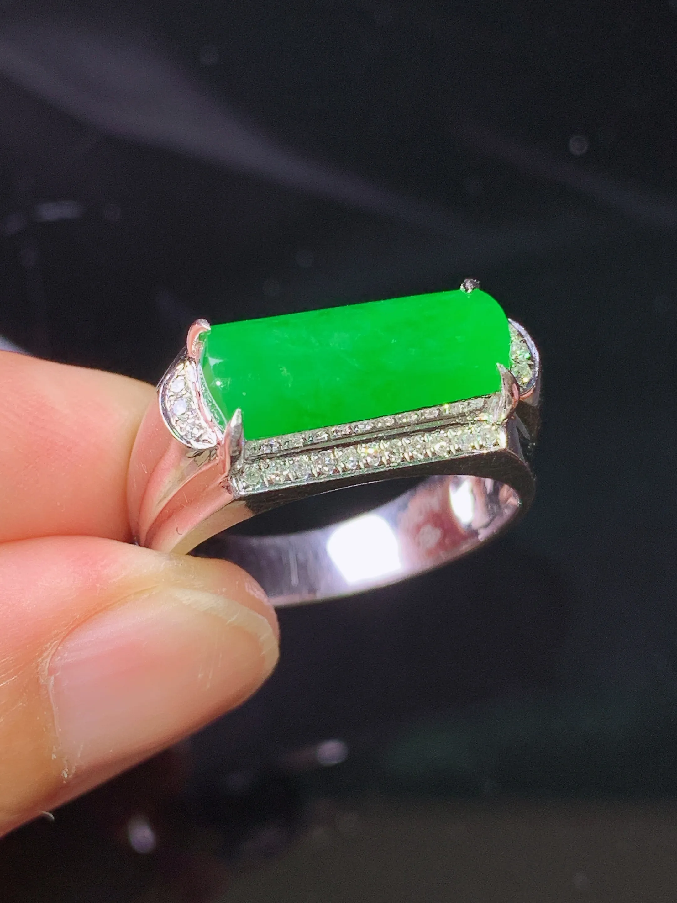 18k金钻镶嵌满绿玉柱戒指 玉质细腻 色泽清新艳丽 圈口18.5 裸石尺寸6*18*3.3