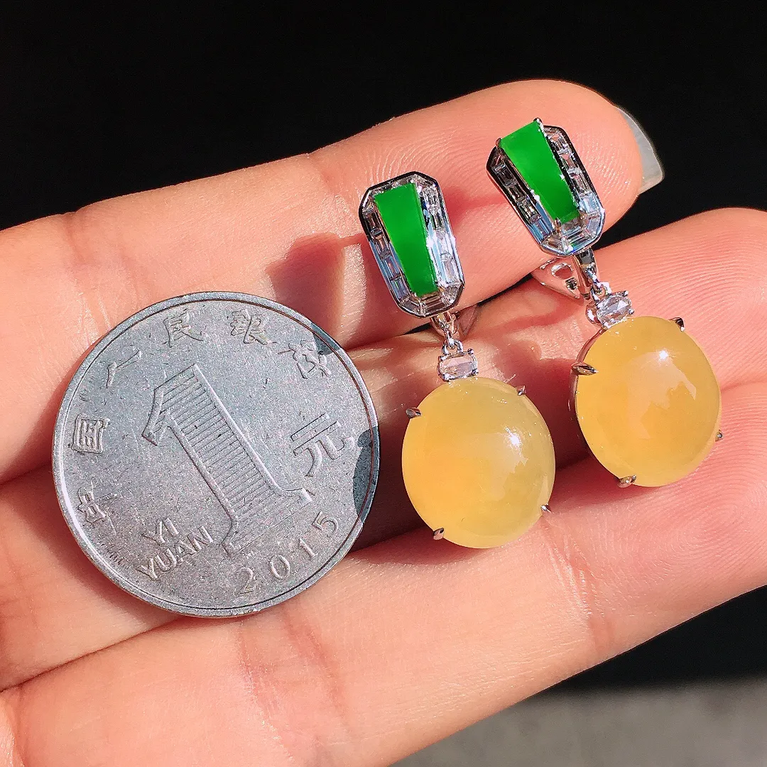 黄翡蛋面耳坠，色泽均匀艳丽，玉质细腻，荧光感超
强，饱满圆润，尽显优雅气质，18k
金豪华镶嵌