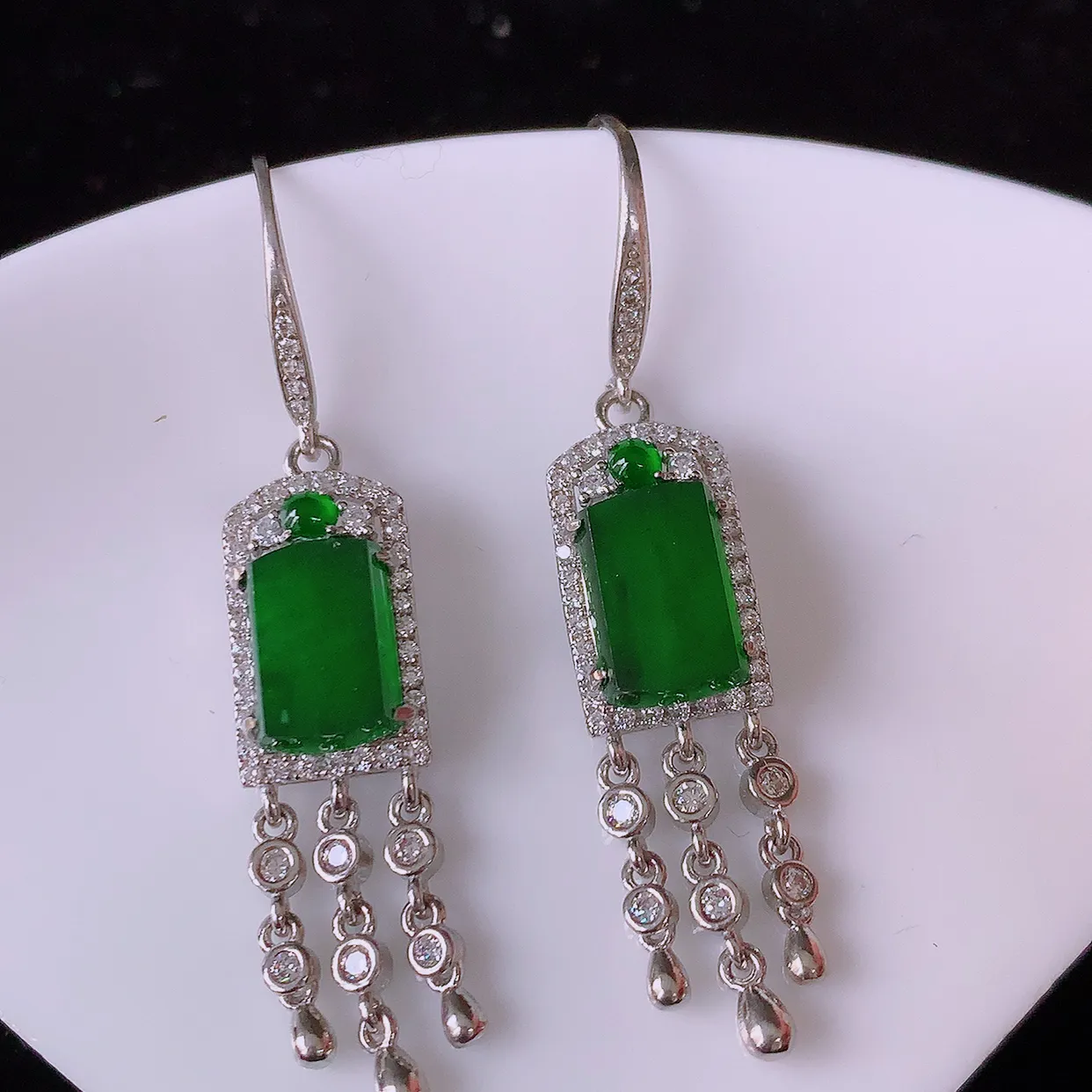 冰透满绿翡翠925银镶嵌耳坠，自然光实拍，翠色灵动，颜色漂亮，种老水足，品相佳，佩戴佳品！#97.20整体48.5*9.5*6裸石10/7