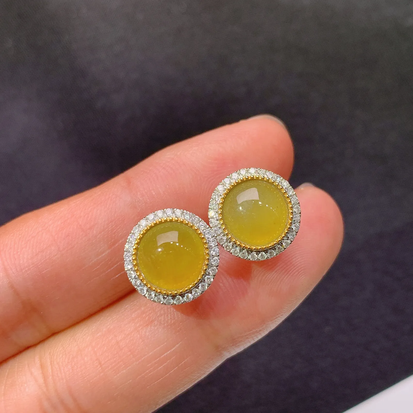 冰黄翡蛋面耳钉，18k金镶嵌，色泽鲜艳，水色超佳 尺寸10.9*4.5