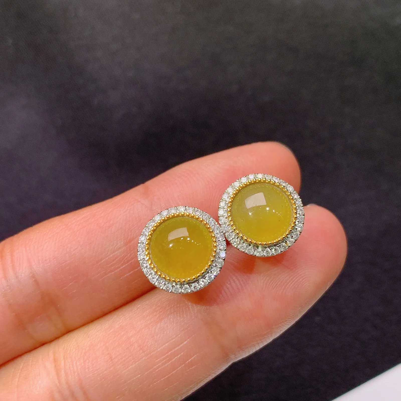 冰黄翡蛋面耳钉，18k金镶嵌，色泽鲜艳，水色超佳 尺寸10.9*4.5