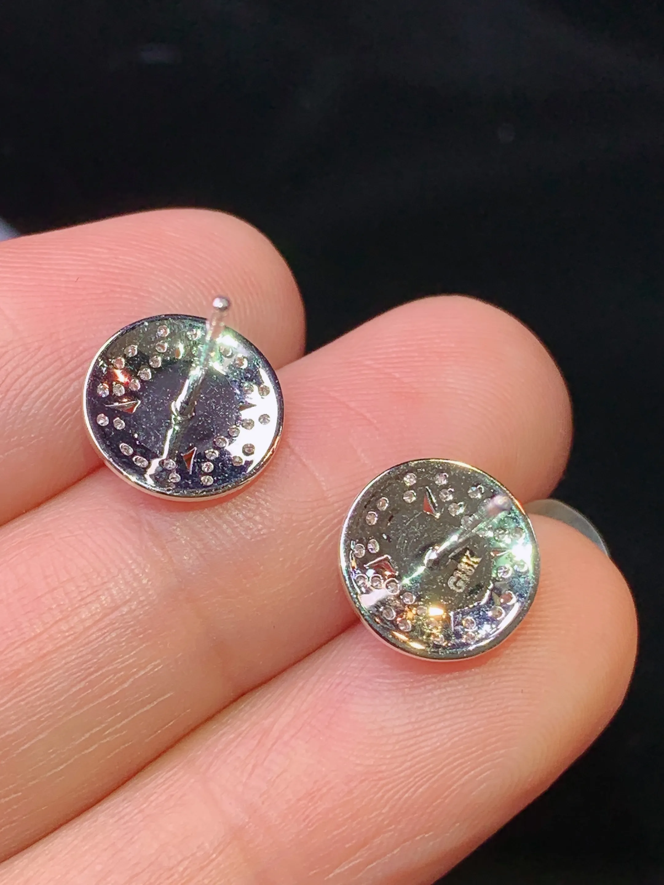 18k金钻镶嵌满绿葫芦耳钉 玉质细腻 色泽清新艳丽 整体尺寸9.7*3