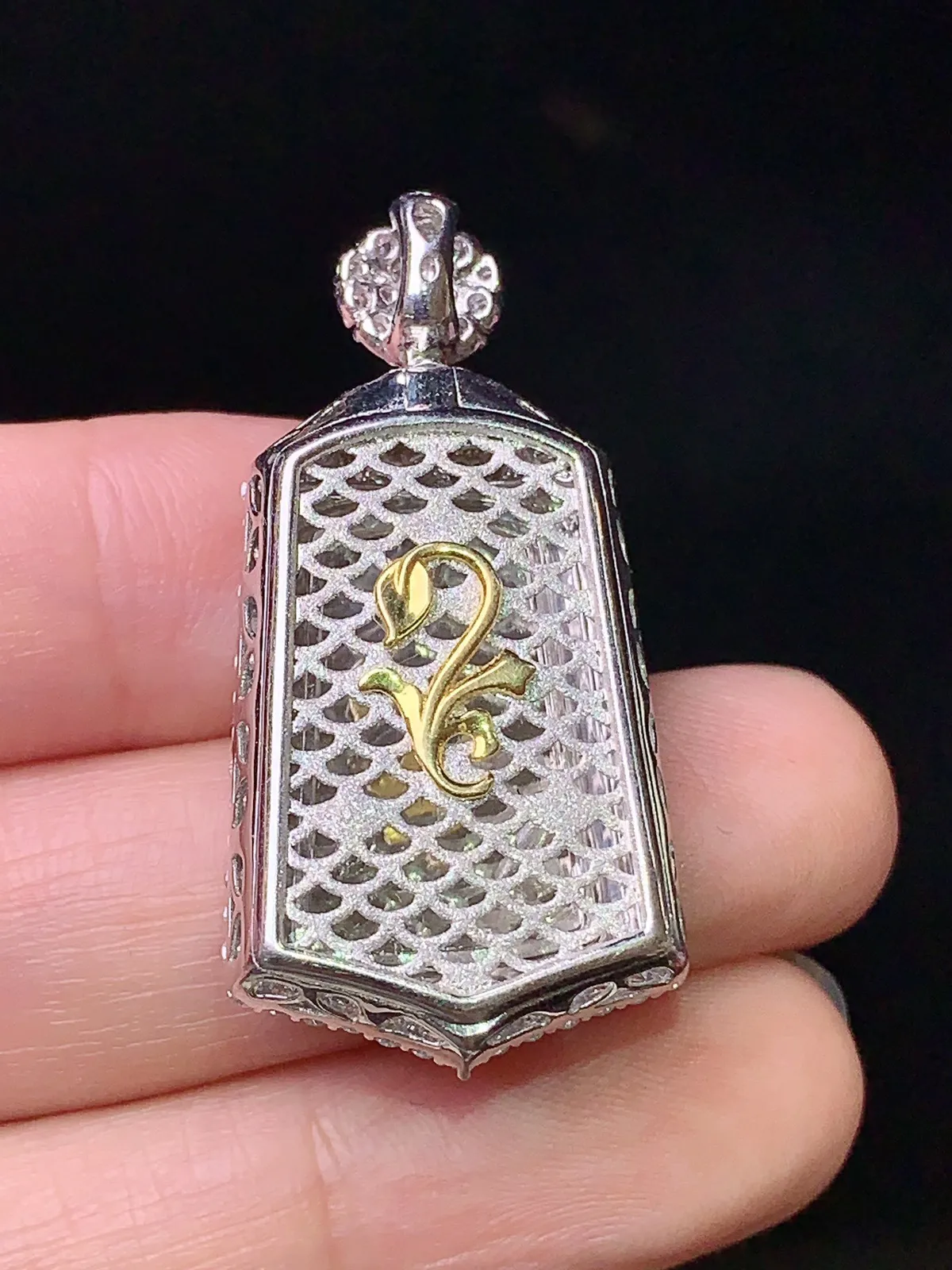 18k金钻镶嵌翠绿无事牌吊坠 玉质细腻 色泽清新艳丽 整体尺寸37*18.3*8