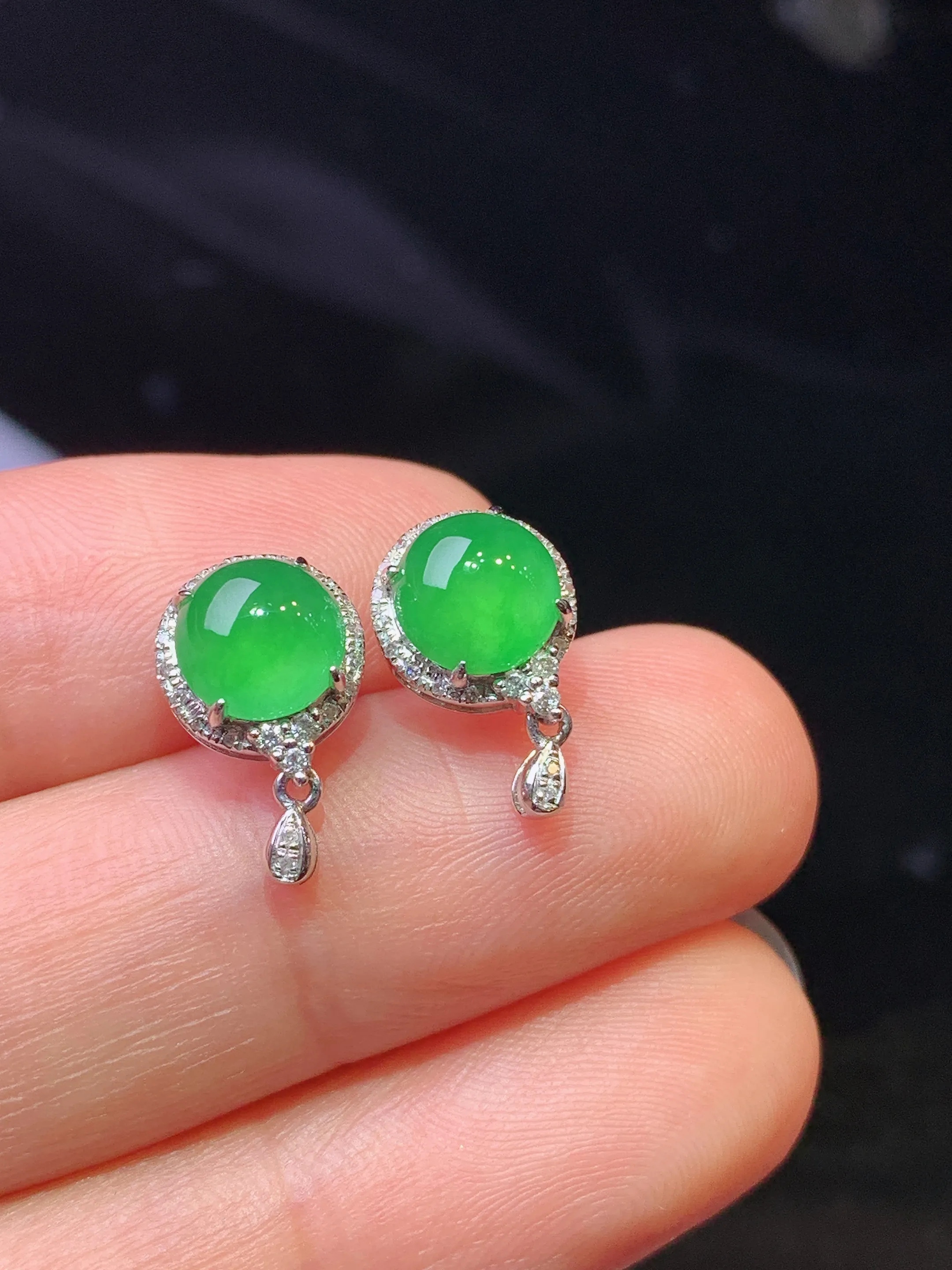 满绿蛋面耳钉 玉质细腻 色泽清新艳丽 整体尺寸13*8*6