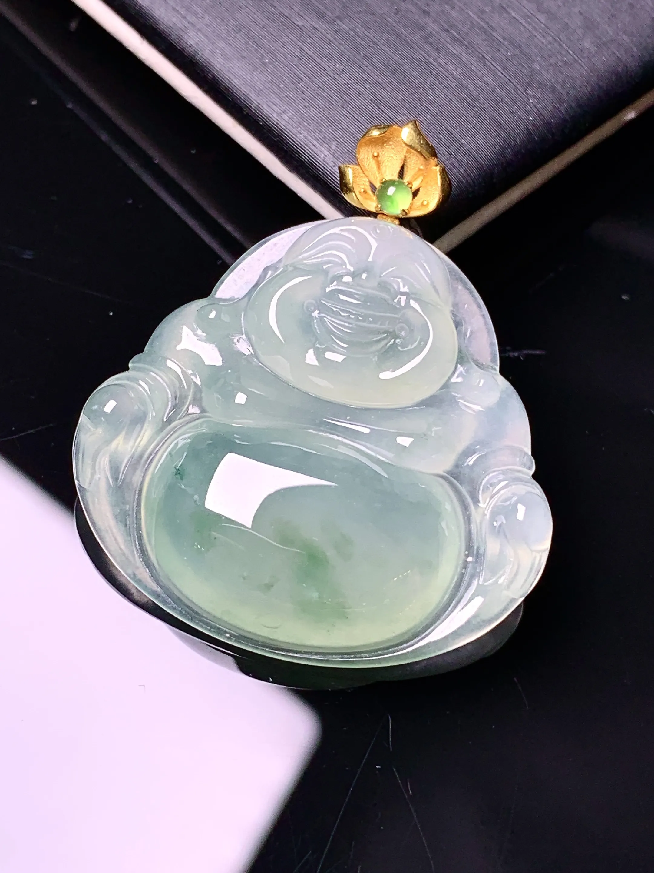18k金镶嵌飘绿佛公吊坠 玉质细腻 色泽清新艳丽 整体尺寸34*29.6*6.3