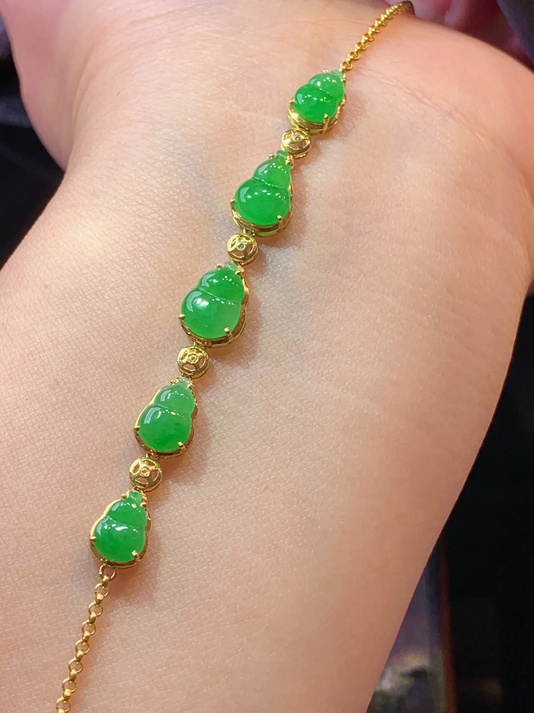 18k金镶嵌翠绿葫芦手链 玉质细腻 色泽清新艳丽 整体尺寸61.5*6.8*3.6