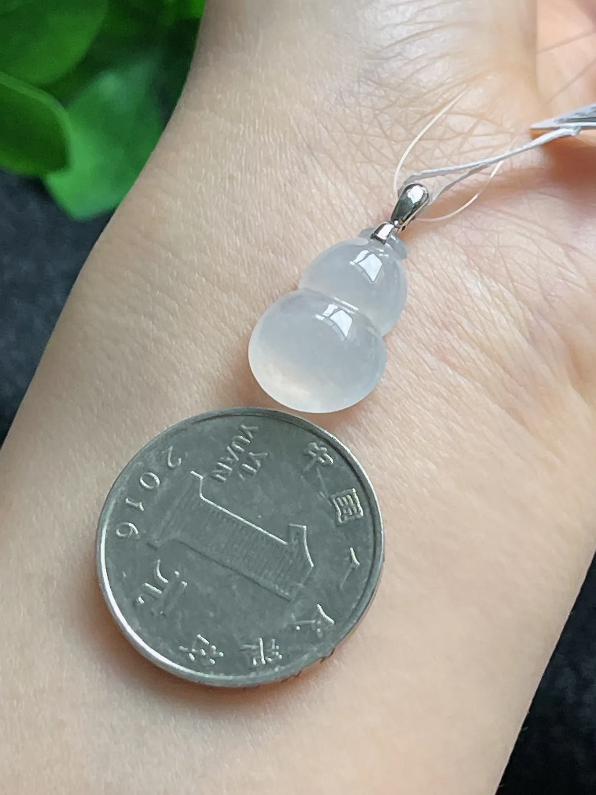 18k金镶嵌翡翠冰种白色葫芦